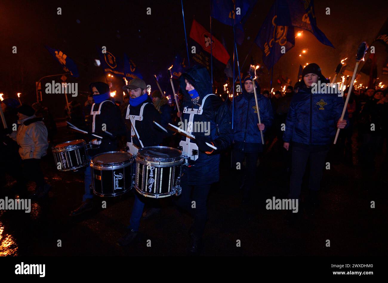 Ukrainische Rechtsradikale marschieren in einer Fackelprozession durch Kiew, um den Geburtstag des großen ukrainischen Nationalisten-Führers Stepan Bande zu feiern Stockfoto