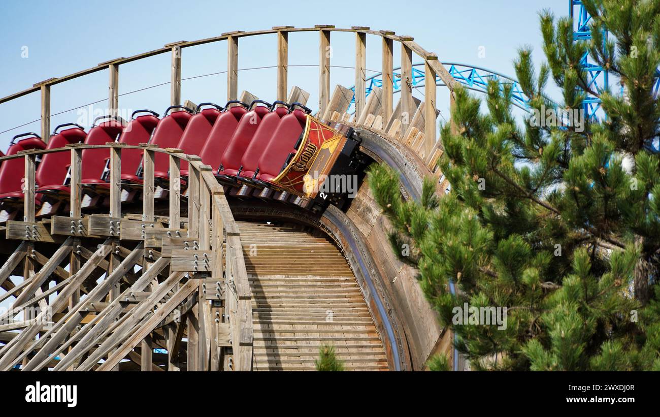 Rust, Deutschland-26.März 2024: Zug der hölzernen Achterbahn „Wodan Timburcoaster“ im Freizeitpark „Europa-Park“ während einer leeren Fahrt auf einer sonnigen Sonne Stockfoto