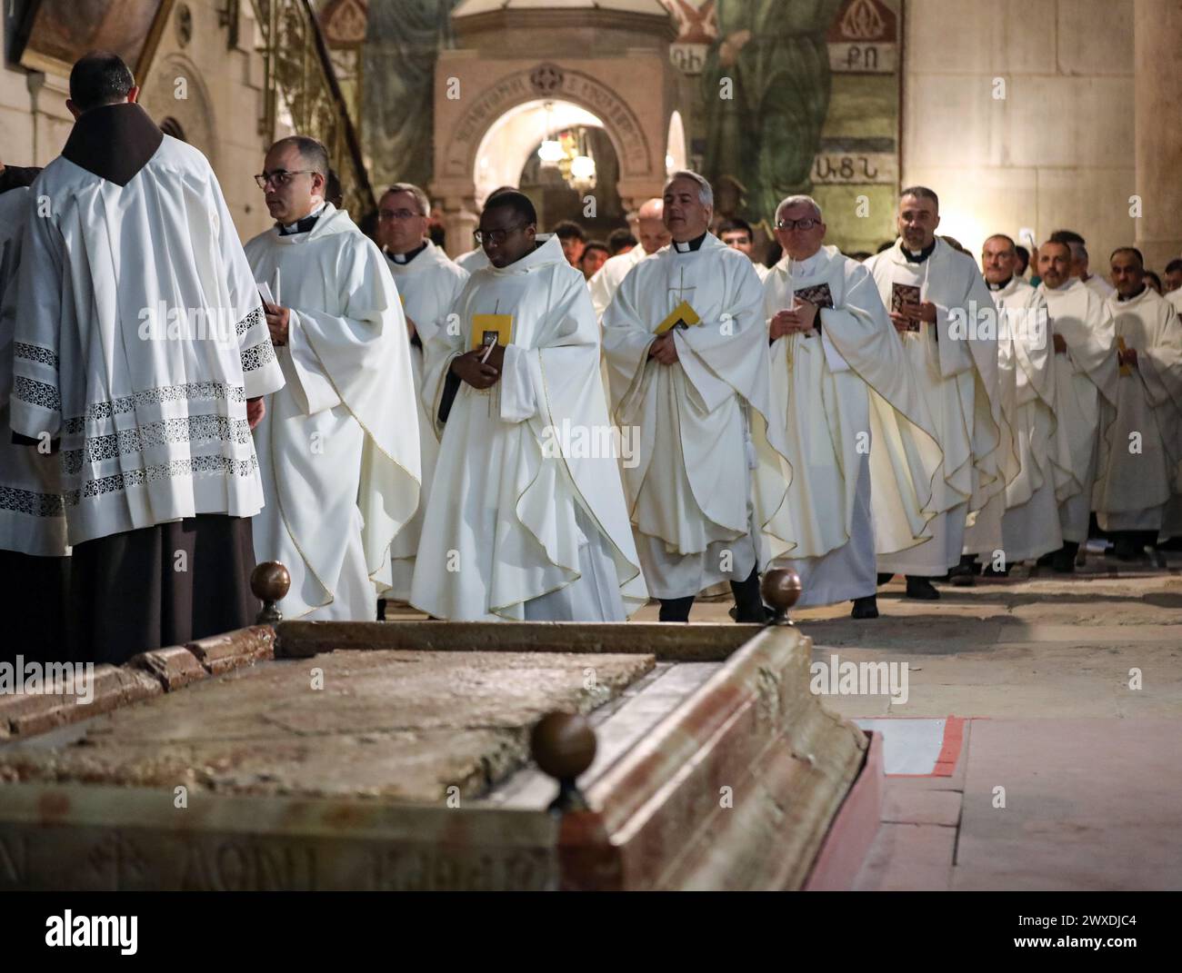 Jerusalem, Israel. 30. März 2024. Der katholische Lichtsamstag in der Grabeskirche. Mönche in weißen Mänteln marschieren in der Nähe des Stone of Sühne Credit: Yoram Biberman/Alamy Live News. Stockfoto