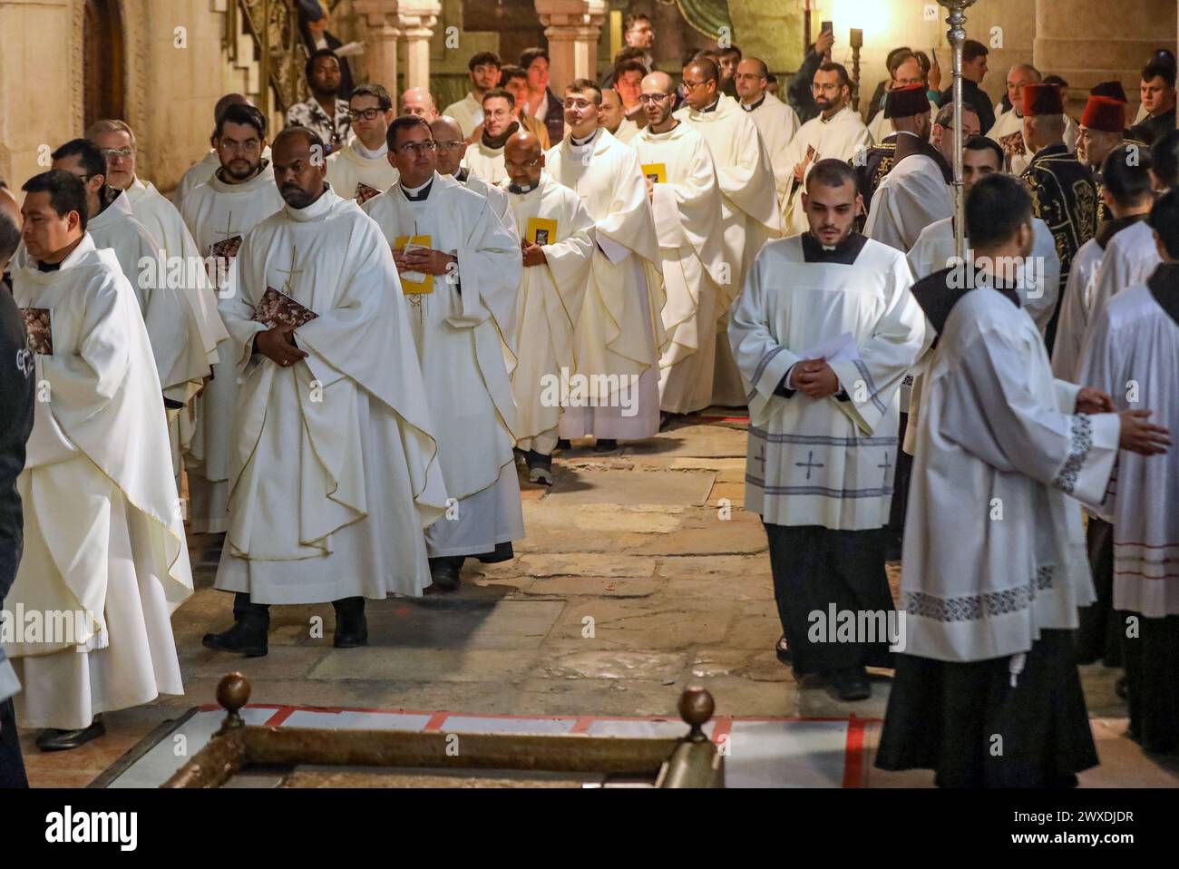 Jerusalem, Israel. 30. März 2024. Der katholische Lichtsamstag in der Grabeskirche. Weiße Mönche marschieren in der Nähe des Stone of Sühne Credit: Yoram Biberman/Alamy Live News. Stockfoto