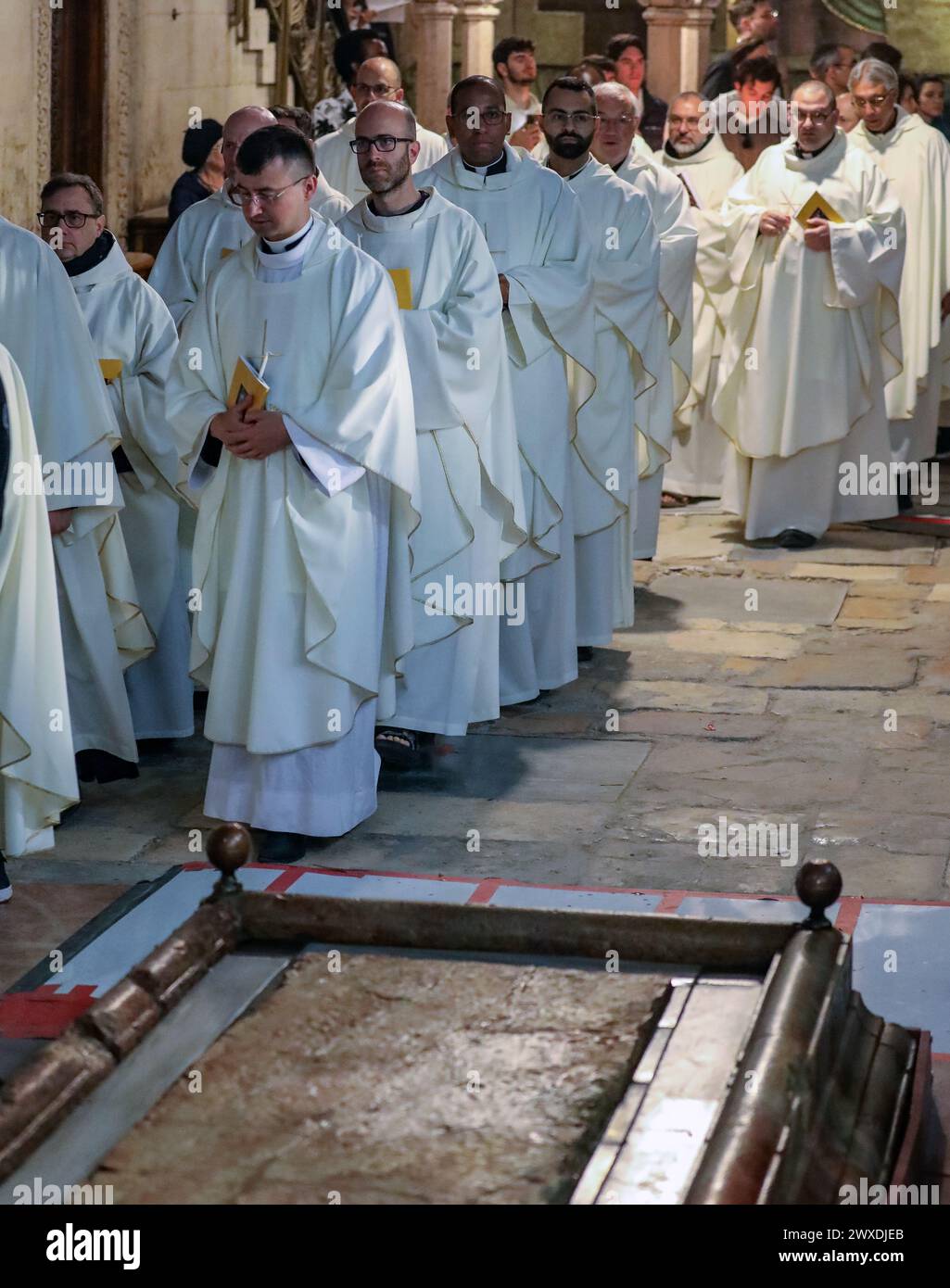 Jerusalem, Israel. 30. März 2024. Der katholische Heilige Samstagsgottesdienst in der Grabeskirche. Weiße Mönche marschieren in der Nähe des Stone of Sühne Credit: Yoram Biberman/Alamy Live News. Stockfoto