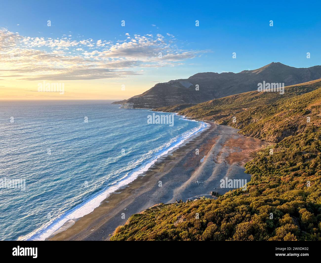 Landschaft des schwarzen Strandes von Nonza, Corse, bei Sonnenuntergang Stockfoto