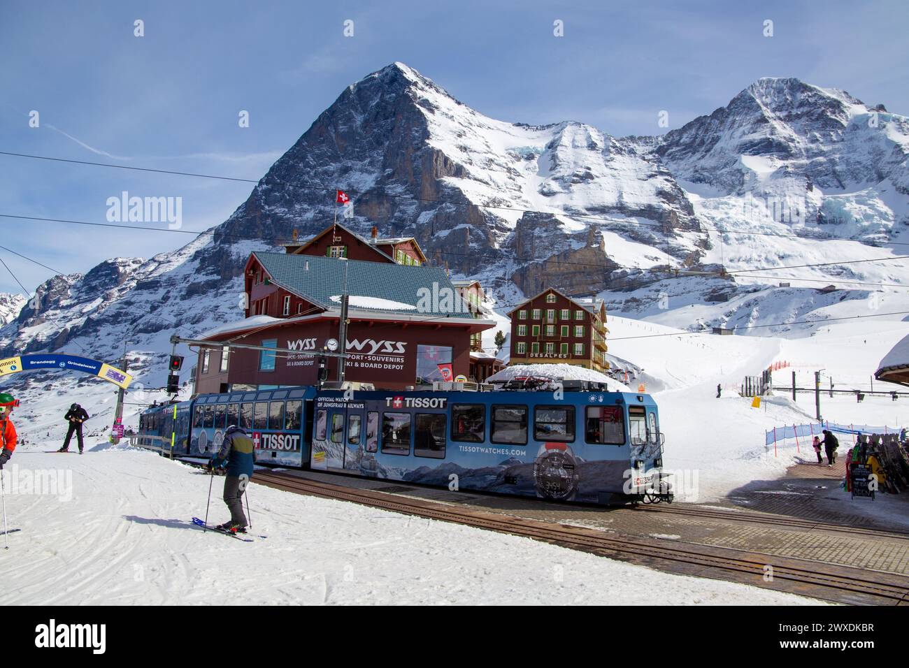 25. März 2024, kleine Scheidegg, Grindelwald (Schweiz): Viele Skifahrer und Touristen genießen das sonnige Winterwetter. Im Hintergrund die berühmte EIG Stockfoto