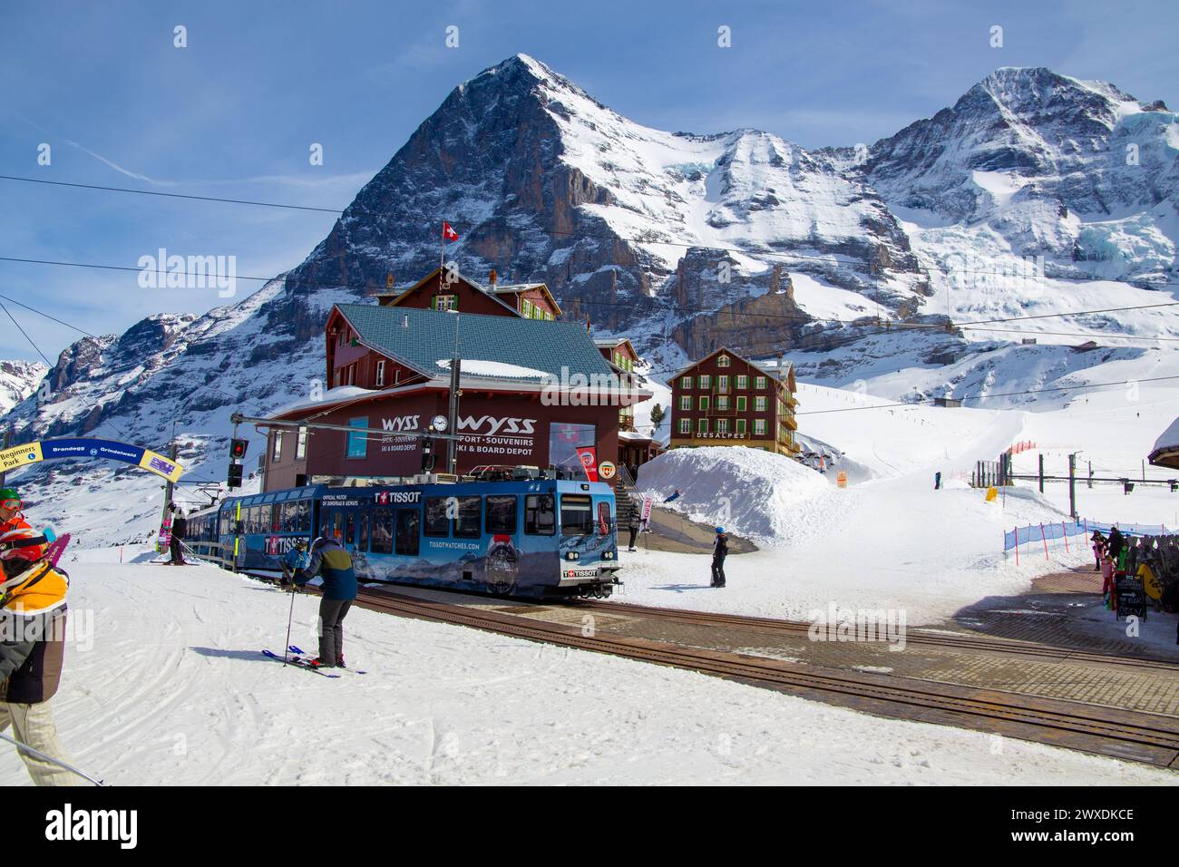 25. März 2024, kleine Scheidegg, Grindelwald (Schweiz): Viele Skifahrer und Touristen genießen das sonnige Winterwetter. Im Hintergrund die berühmte EIG Stockfoto