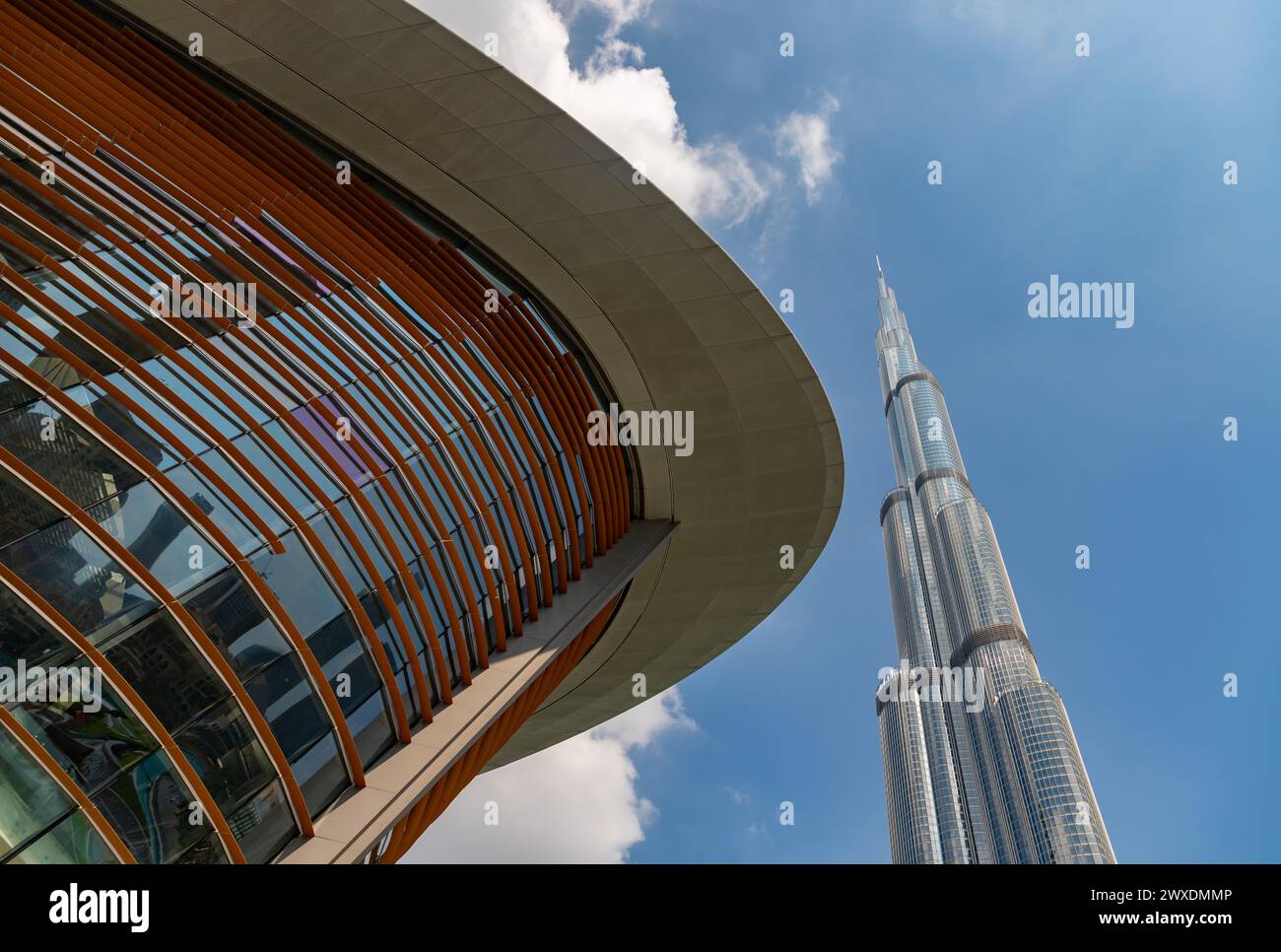 Ein Bild der Dubai Opera und des Burj Khalifa. Stockfoto
