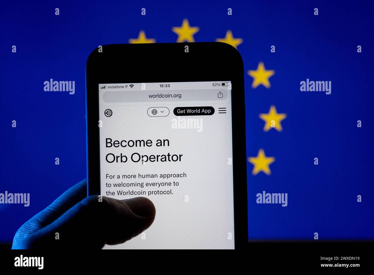 Azoren, Portugal - 29.03.2024: Smartphone-Bildschirm mit WorldCoin - menschliche Identität - Webseite mit europäischer Flagge im Hintergrund. Stockfoto