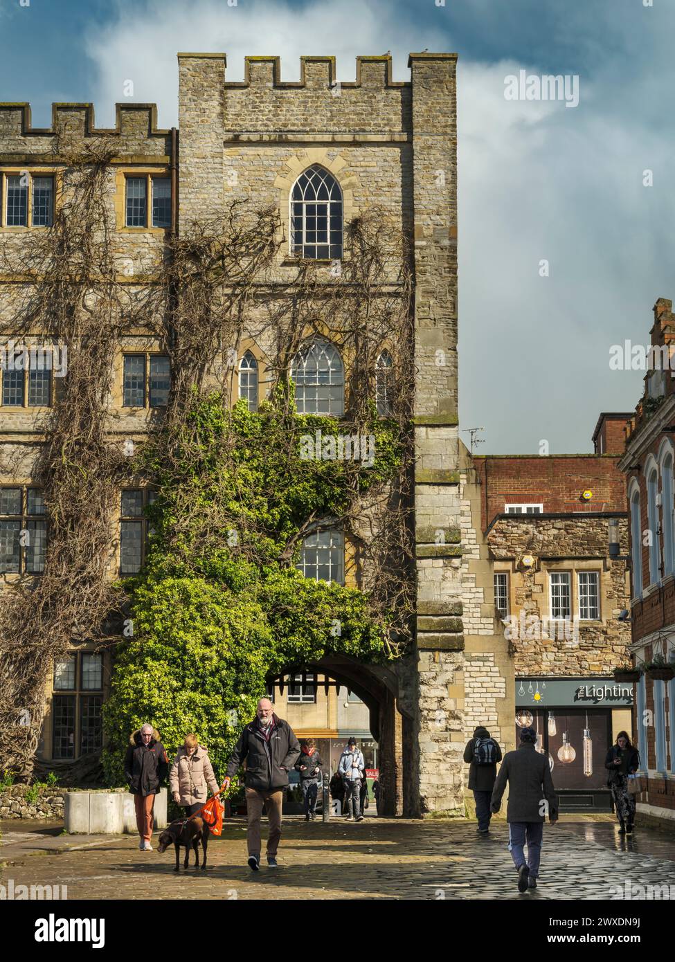 Castle Bow ist ein denkmalgeschütztes Gebäude und bildete ursprünglich das östliche Tor zu den Stadtteilen von Taunton Castle. 1685 nutzte der Duke of Monmouth das c Stockfoto