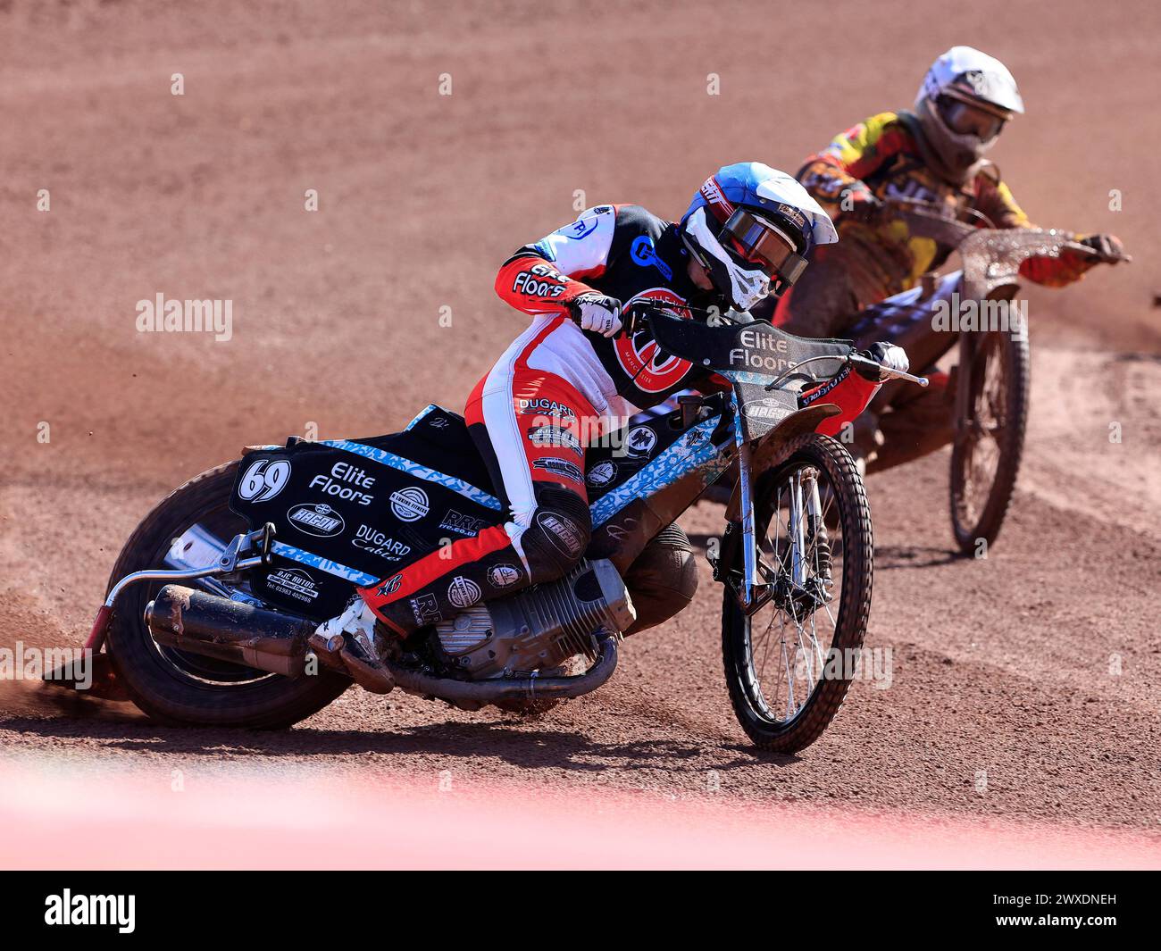 Chad Wirtzfeld von Belle Vue „Cool Running“ Colts führt Joe Thompson (Captain) von Leicester Lion Cubs beim National Development League Spiel zwischen Belle Vue Aces und Leicester Lions im National Speedway Stadium, Manchester am Freitag, den 29. März 2024. (Foto: Thomas Edwards | MI News) Credit: MI News & Sport /Alamy Live News Stockfoto