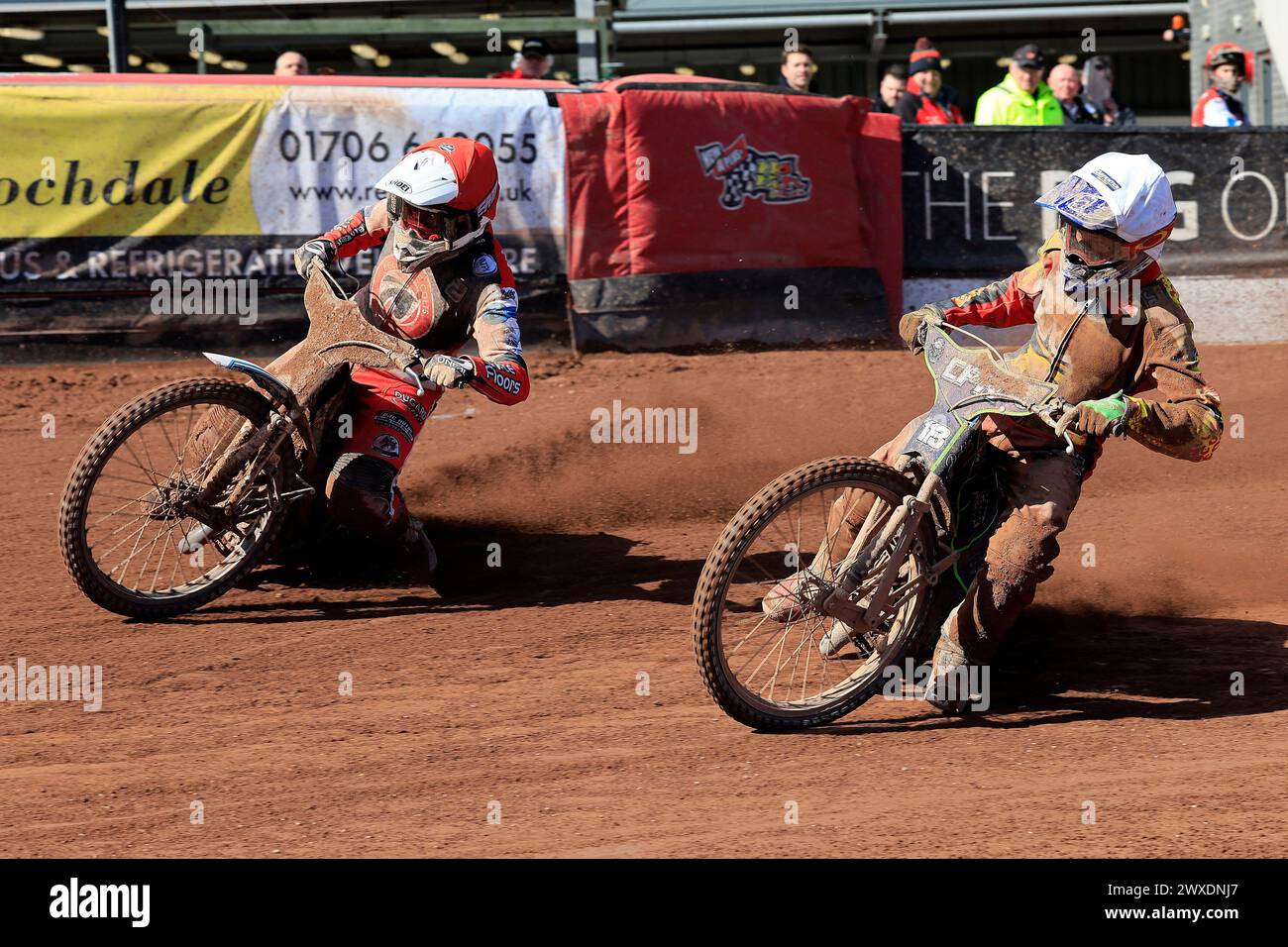 Ben Trigger (Gast) von Belle Vue „Cool Running“ Colts und Joe Thompson (Kapitän) von Leicester Lion Cubs während des National Development League Spiels zwischen Belle Vue Aces und Leicester Lions im National Speedway Stadium, Manchester am Freitag, den 29. März 2024. (Foto: Thomas Edwards | MI News) Credit: MI News & Sport /Alamy Live News Stockfoto
