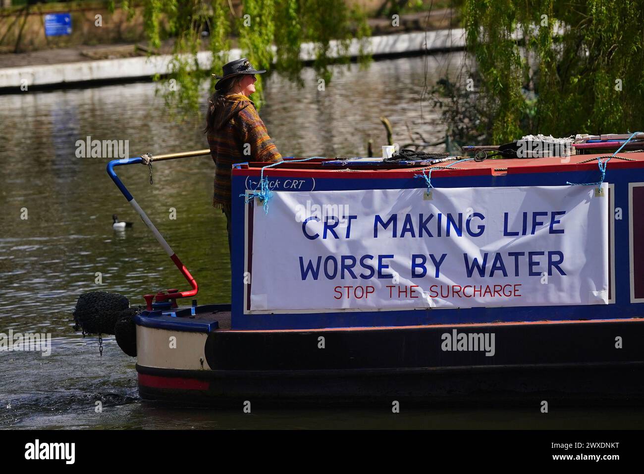 Bootsfahrer aus ganz Großbritannien protestieren während der Osterregatta in London gegen den Plan des Canal & River Trust (CRT), die Lizenzgebühren über die Inflation zu erhöhen und unterschiedliche Preise einzuführen, die auf dem Anlegestatus auf den Binnenwasserstraßen des Landes basieren. Bilddatum: Samstag, 30. März 2024. Stockfoto