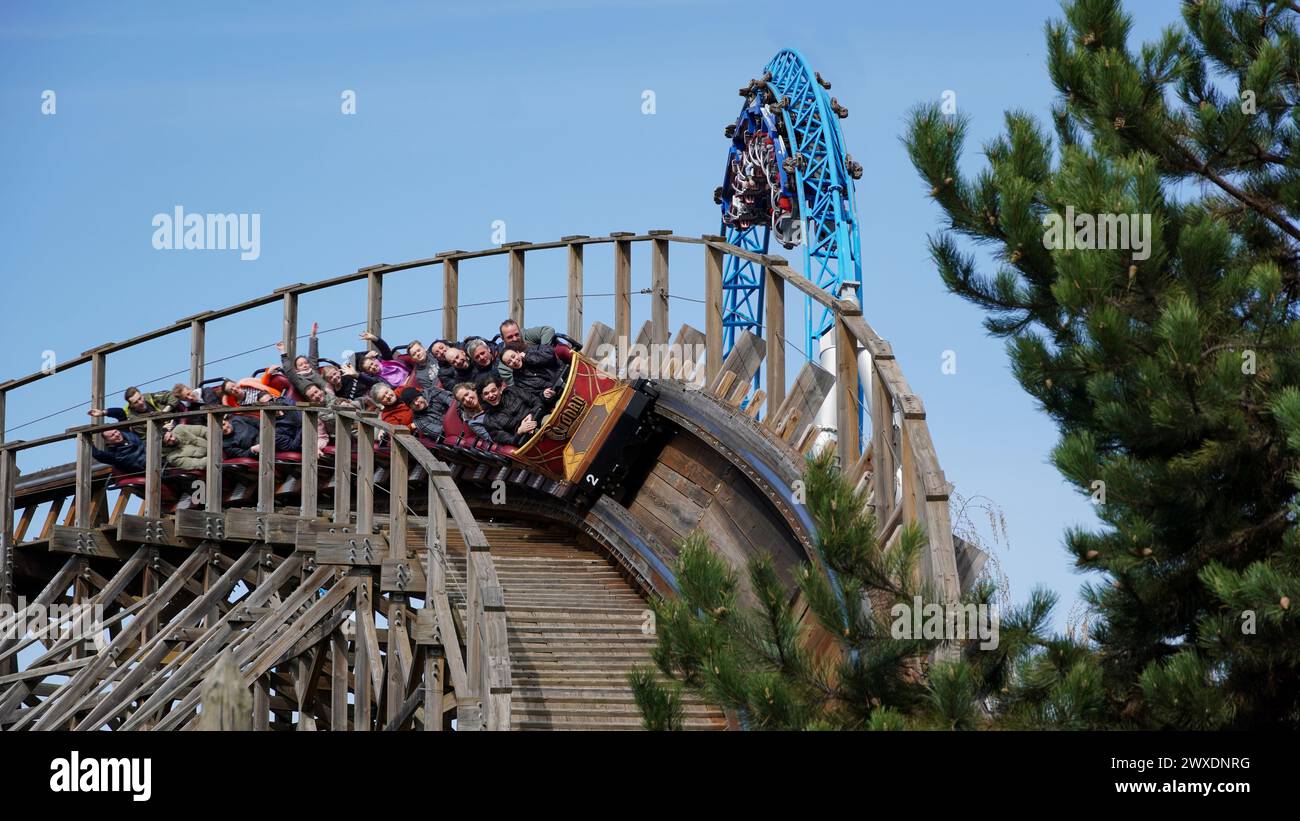 Rust, Deutschland-26.März 2024: Jugendliche haben Spaß auf der hölzernen Achterbahn 'Wodan Timburcoaster' im 'Europa-Park' mit der Stahlachterbahn ' Stockfoto