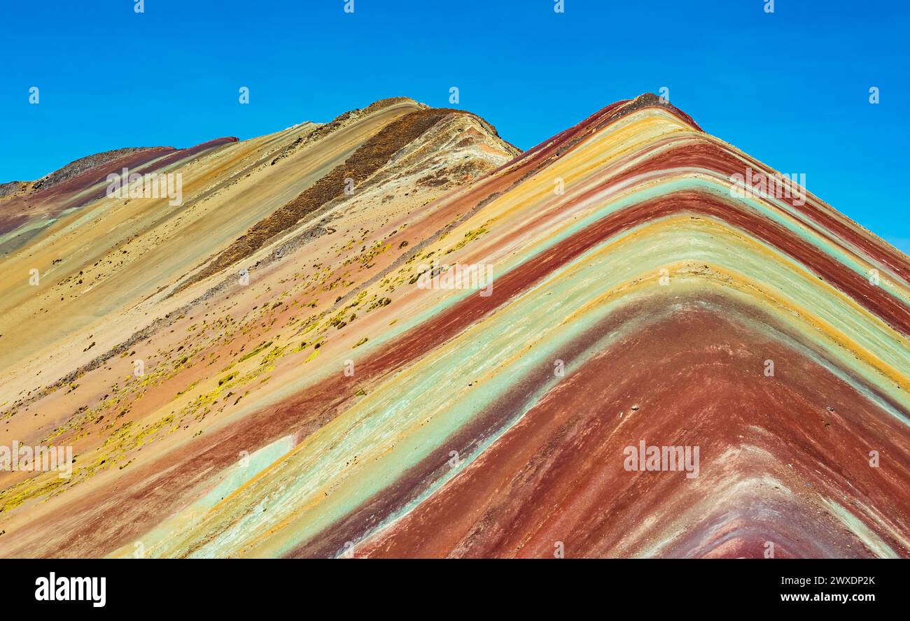 Atemberaubende Farben von Vinicunca, dem majestätischen Regenbogenberg in der Region Cusco, Peru Stockfoto