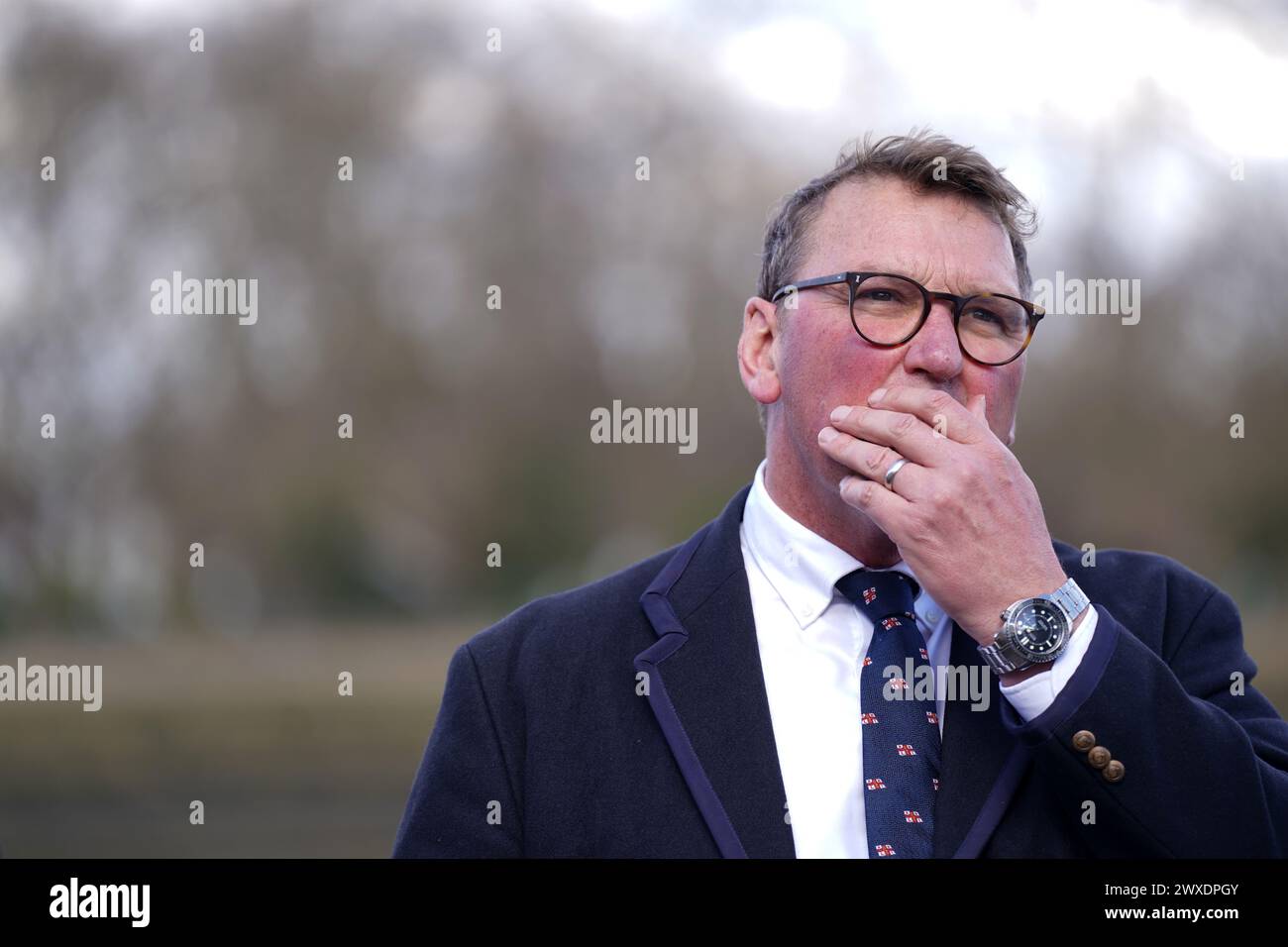 Matthew Pinsent vor dem Gemini Boat Race 2024 auf der Themse, London. Bilddatum: Samstag, 30. März 2024. Stockfoto