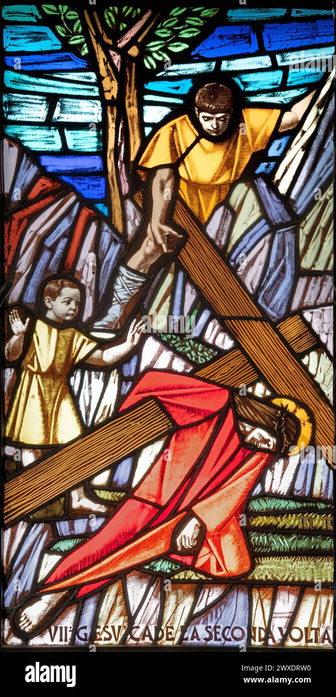 MAILAND, ITALIEN - MÄRZ 48 2024: Der Jesus fällt unter das Kreuz auf dem Buntglas in der Kirche Chiesa di San Gregorio Barbarigo von 20. Cent. Stockfoto