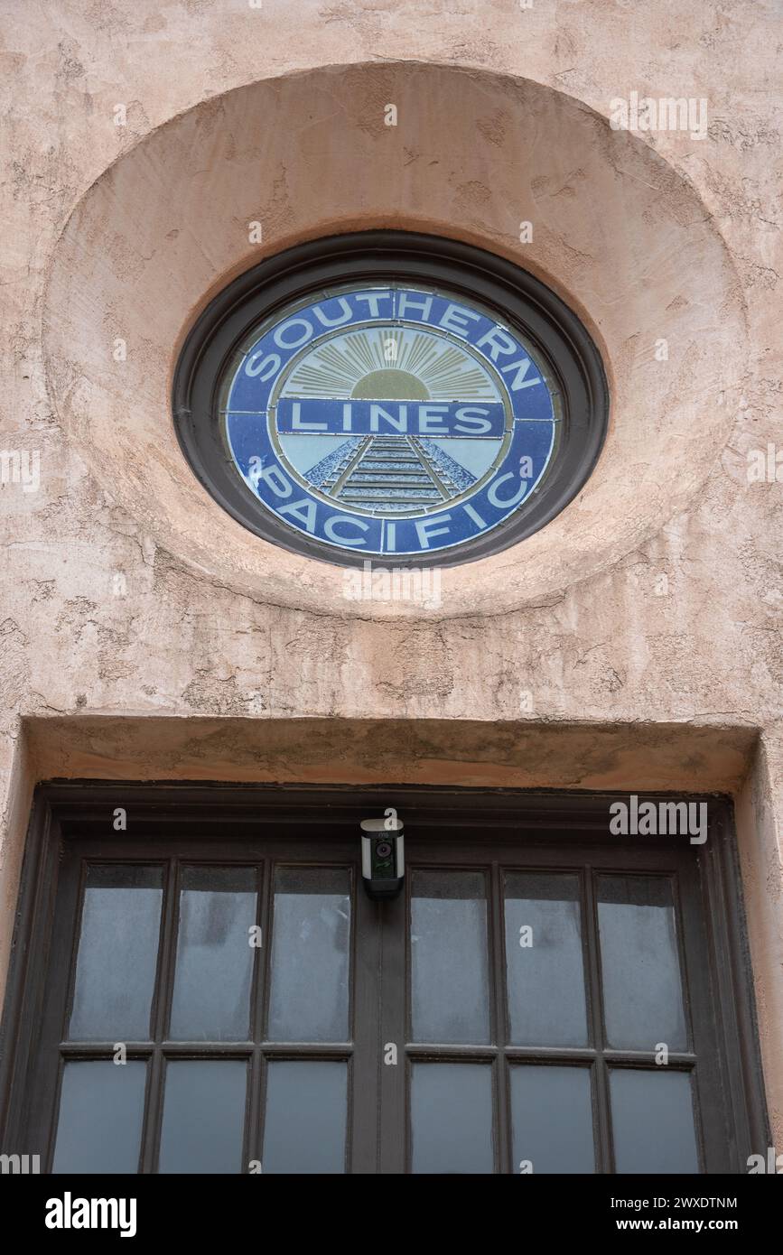 Das 1927 erbaute Gebäude im spanischen Kolonialstil war bis 1952 das Bahndepot der San Antonio Aransas Pass Railway in McAllen, Texas, USA. Stockfoto