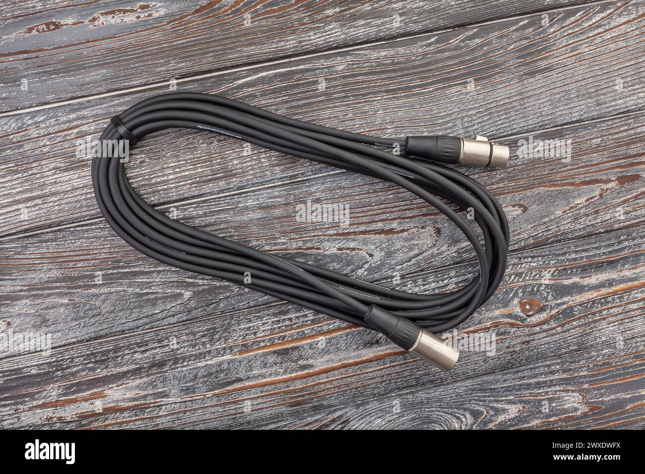 Audio-xlr-Kabel auf Holzhintergrund Stockfoto