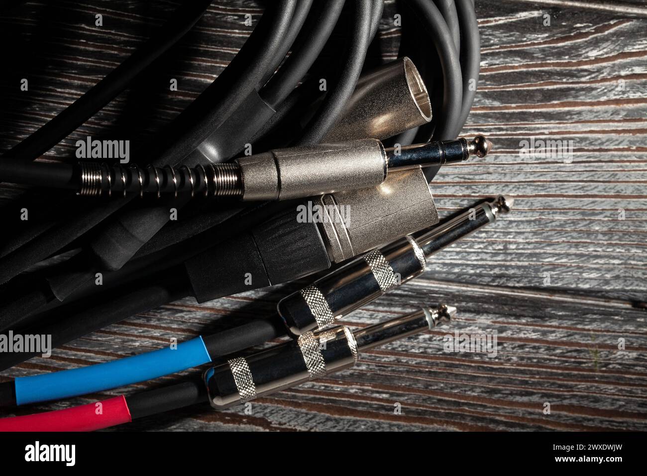 Audio-xlr-trs-Kabelstecker auf Holzhintergrund Stockfoto