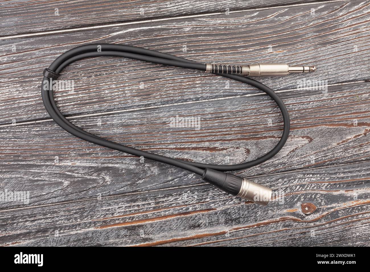 Audio-xlr-trs-Kabel auf Holzhintergrund Stockfoto