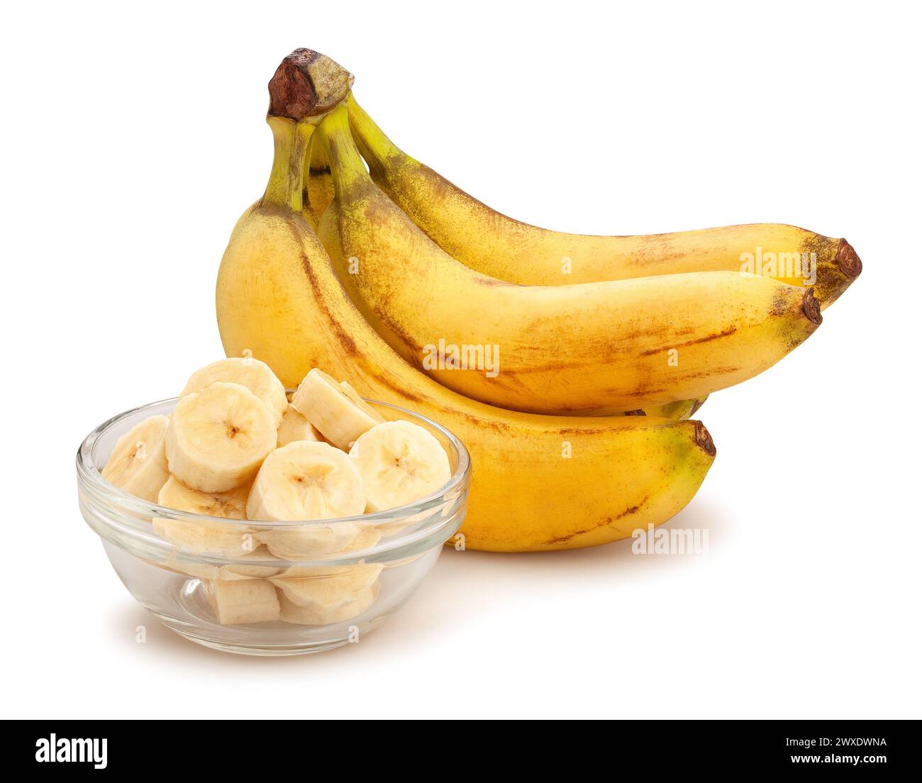 In Scheiben geschnittener Bananenschüssel, isoliert auf weiß Stockfoto