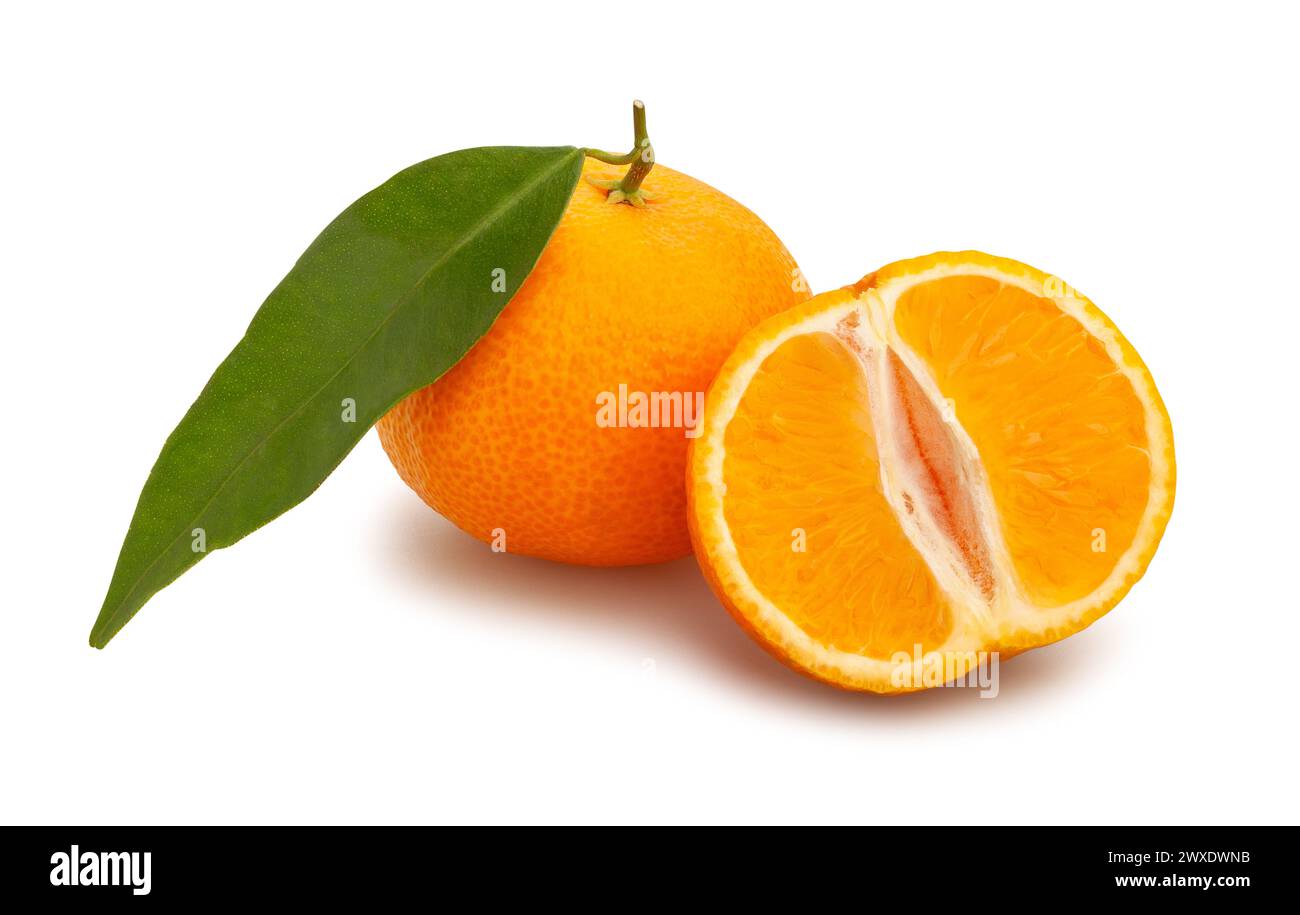 Geschnittener Mandarinenpfad isoliert auf weiß Stockfoto