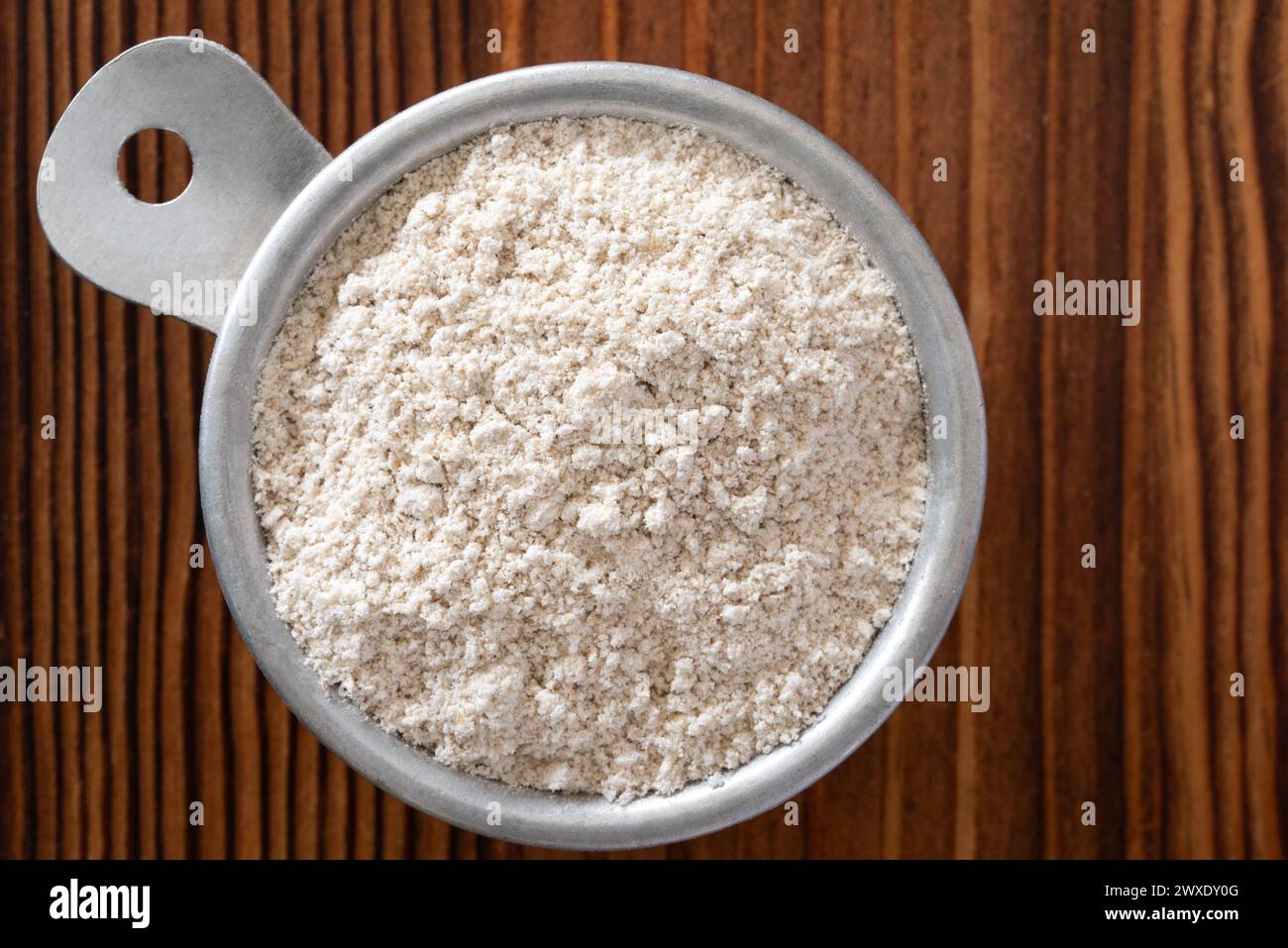 Hafermehl in einem Vintage Messbecher Stockfoto