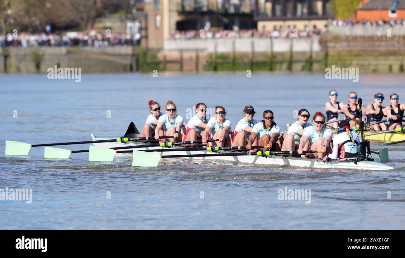 Das Cambridge Women's Team beim 78. Women's Gemini Boat Race 2024 auf der Themse in London. Bilddatum: Samstag, 30. März 2024. Stockfoto