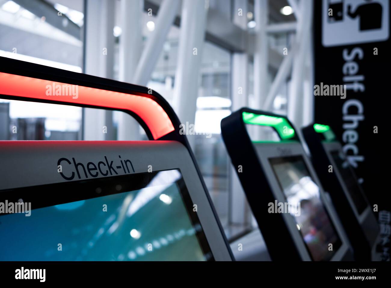 Check-in-Station am Flughafen Stockfoto