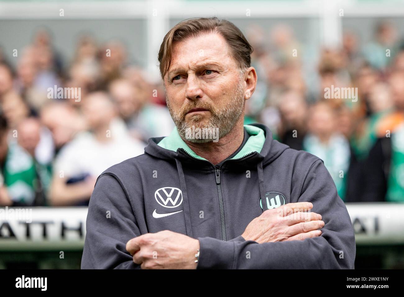 Bremen, Deutschland. 30. März 2024. Fußball: Bundesliga, Werder Bremen - VfL Wolfsburg, Spieltag 27, wohninvest Weserstadion. Wolfsburger Trainer Ralph Hasenhüttl betritt das Stadion. Hinweis: Axel Heimken/dpa – WICHTIGER HINWEIS: gemäß den Vorschriften der DFL Deutscher Fußball-Liga und des DFB Deutscher Fußball-Bundes ist es verboten, im Stadion und/oder des Spiels aufgenommene Fotografien in Form von sequenziellen Bildern und/oder videoähnlichen Fotoserien zu verwenden oder zu nutzen./dpa/Alamy Live News Stockfoto