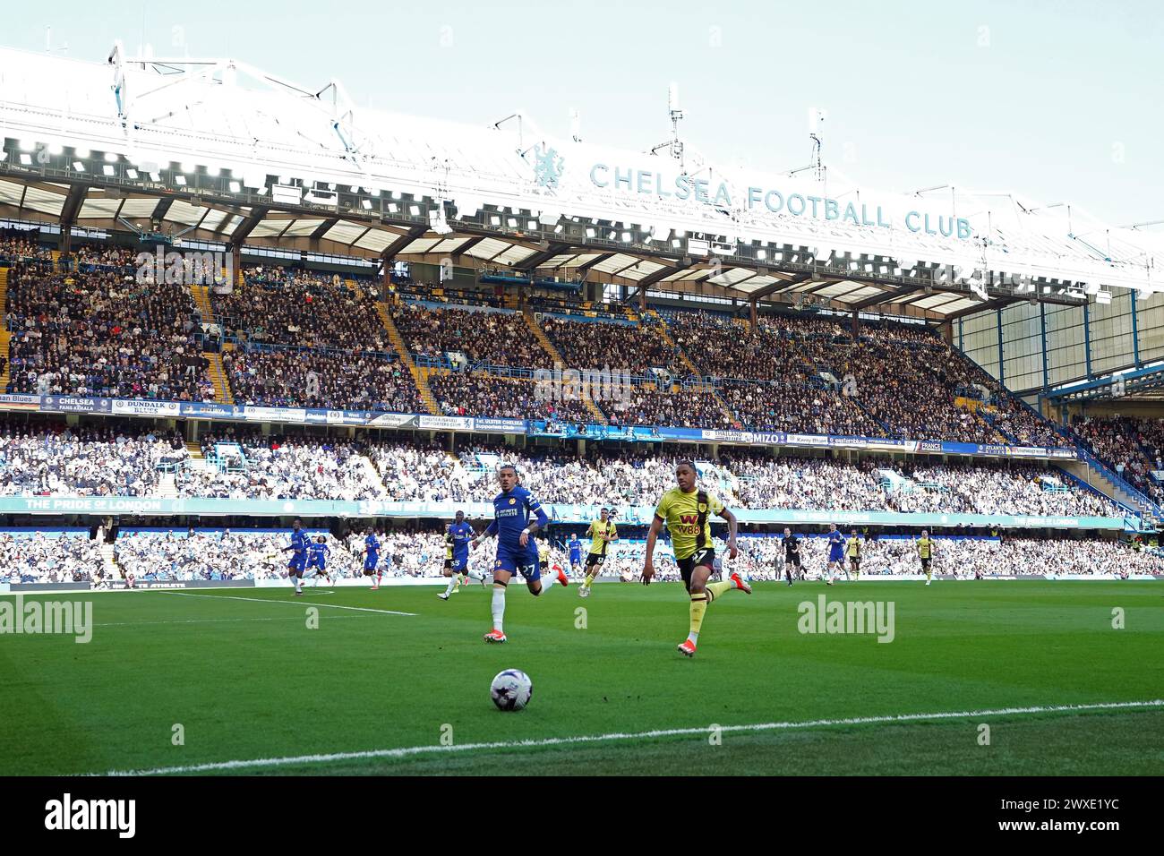 Malo Gusto von Chelsea und Wilson Odobert von Burnley im Spiel der Premier League in Stamford Bridge, London. Bilddatum: Samstag, 30. März 2024. Stockfoto