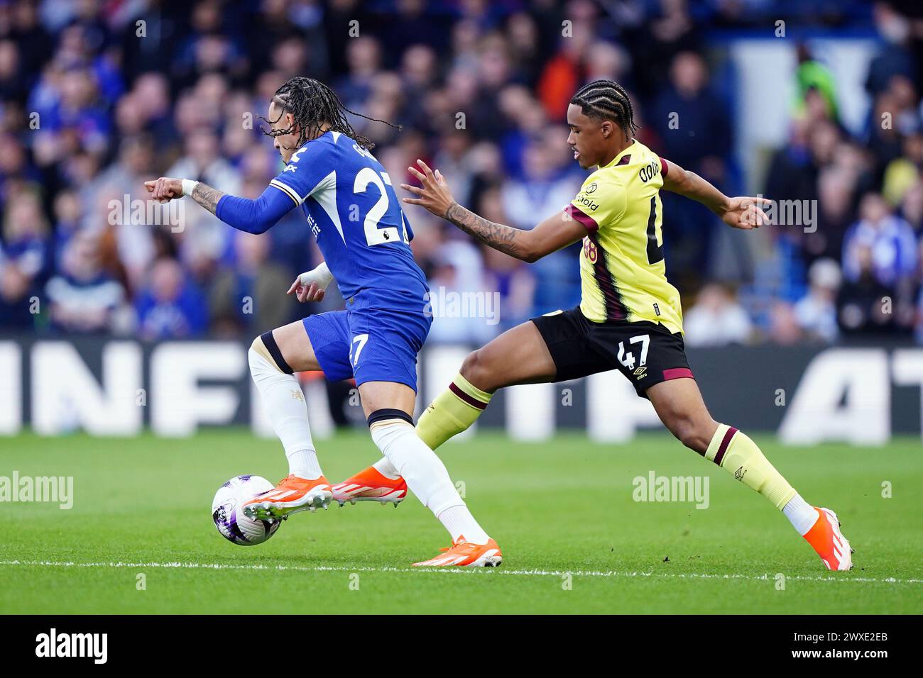 Malo Gusto von Chelsea und Wilson Odobert von Burnley im Spiel der Premier League in Stamford Bridge, London. Bilddatum: Samstag, 30. März 2024. Stockfoto