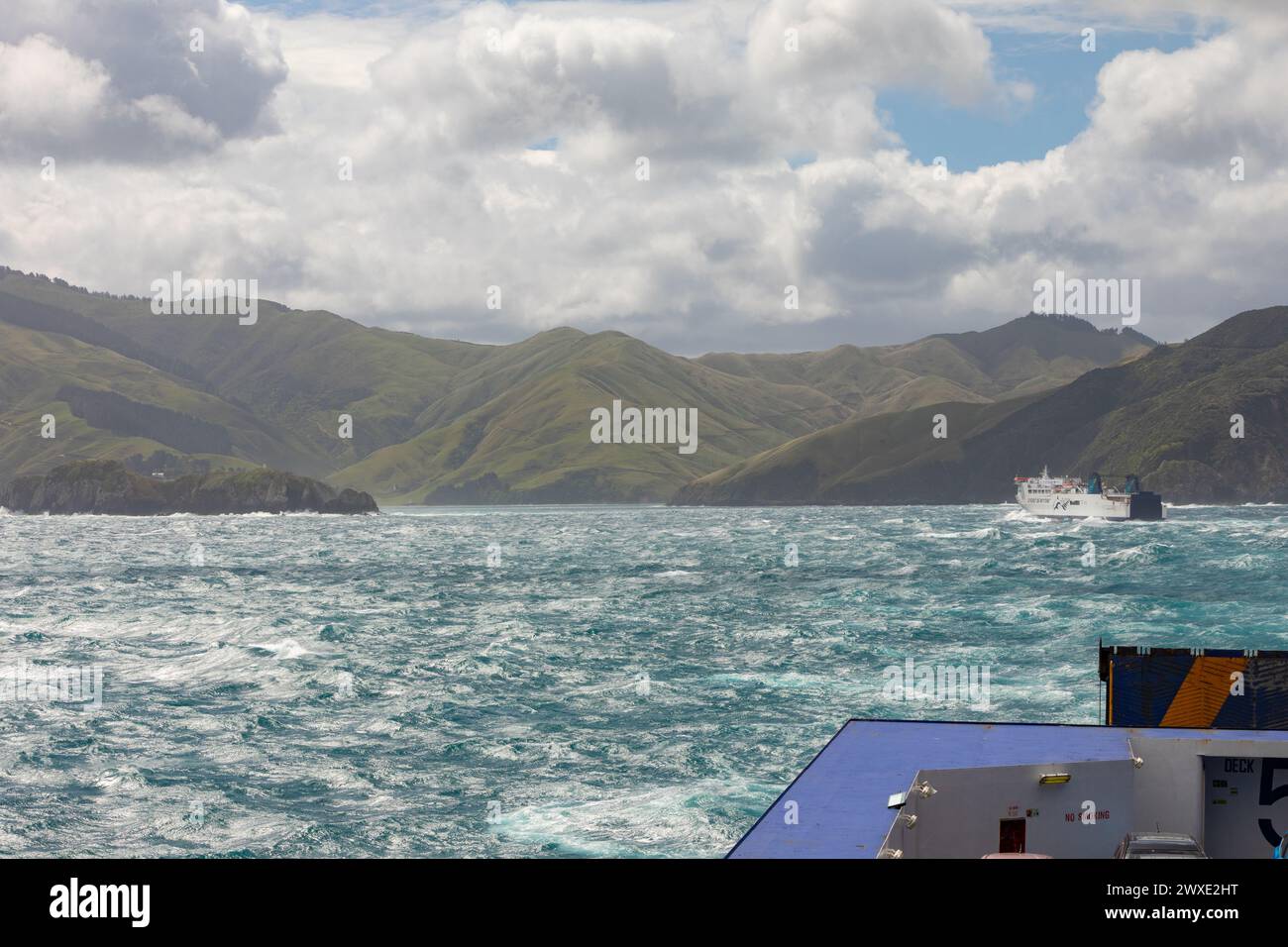 Eine Interislander-Fähre auf dem Weg über die Cook Meerenge von Wellington führt in Richtung Queen Charlotte Sound (Tōtaranui) und Picton, Neuseeland. Stockfoto