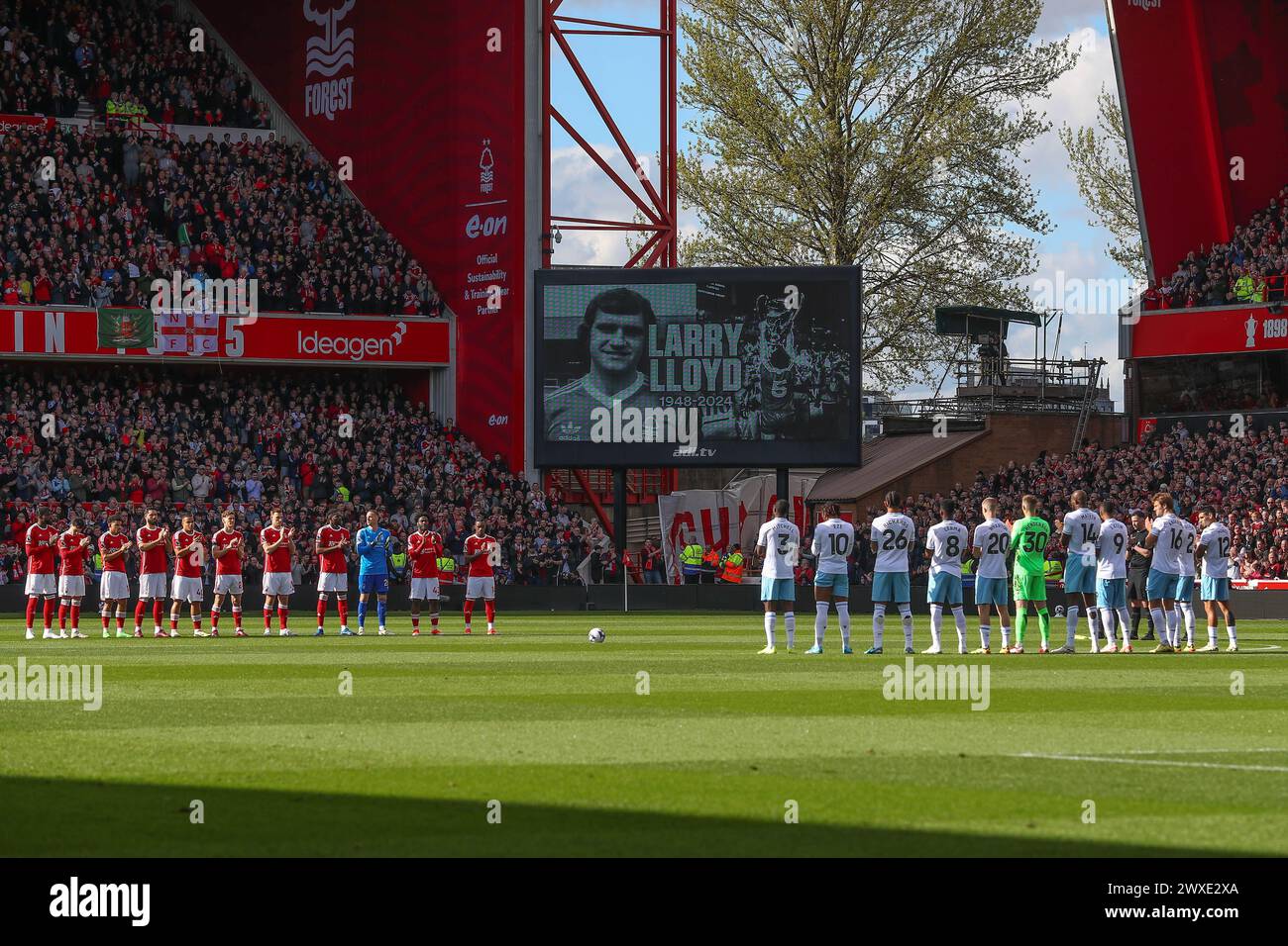 Nottingham, Großbritannien. 30. März 2024. Die Spieler haben eine Minute Beifall für Larry Lloyd während des Premier League-Spiels Nottingham Forest gegen Crystal Palace at City Ground, Nottingham, Großbritannien, 30. März 2024 (Foto: Gareth Evans/News Images) in Nottingham, Großbritannien am 30. März 2024. (Foto: Gareth Evans/News Images/SIPA USA) Credit: SIPA USA/Alamy Live News Stockfoto