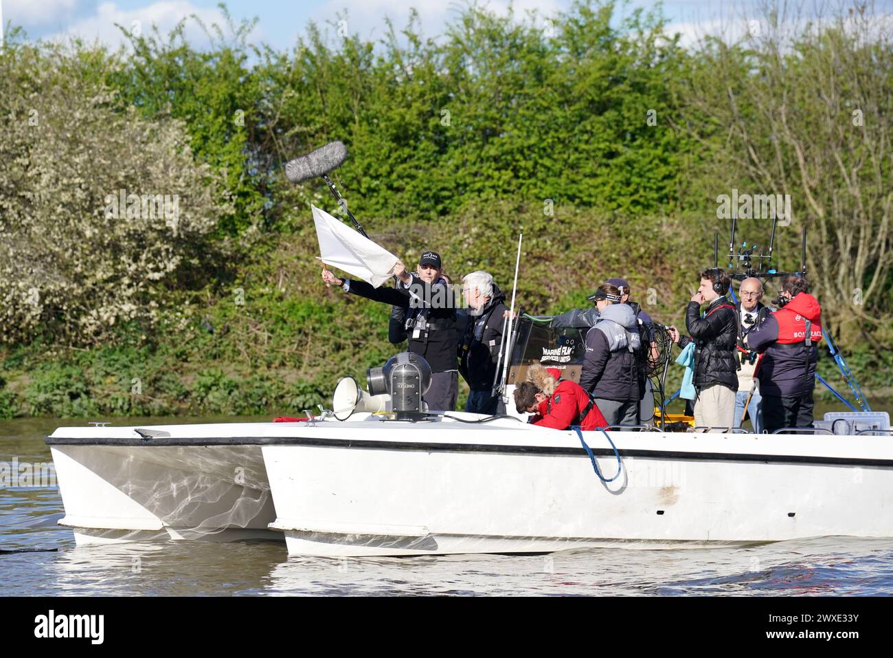 Der Schiedsrichter zeigt eine weiße Flagge, um dem Team der Cambridge Women's Team den Sieg nach dem 78. Women's Gemini Boat Race 2024 auf der Themse zu verleihen. Bilddatum: Samstag, 30. März 2024. Stockfoto