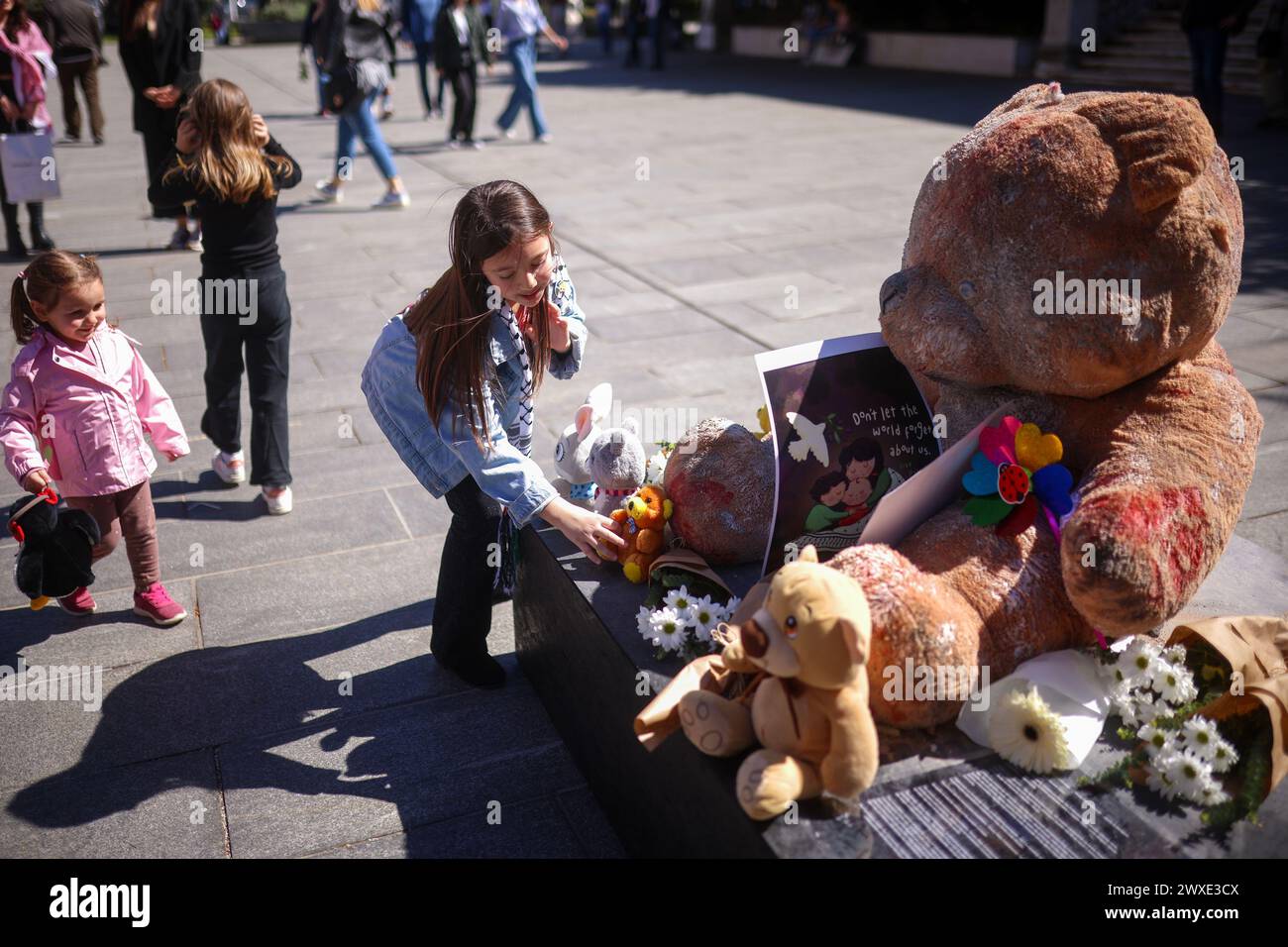 Auf dem Platz vor dem Nationaltheater fand am 30 eine künstlerische Aufführung statt. März 2024. In Sarajevo, Bosnien und Herzegowina. Es gab auch jede Stunde eine Kunstinstallation mit 9 Unschuldigen. Die Hauptbotschaft der Kunstperformance und Kunstinstallation Every Hour 9 Innocidents ist ein Aufruf, die Menschen in Gaza nicht mehr zu töten. Foto: Armin Durgut/PIXSELL Credit: Pixsell/Alamy Live News Stockfoto