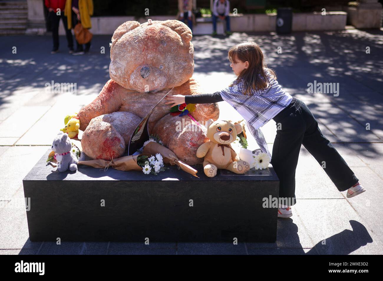 Auf dem Platz vor dem Nationaltheater fand am 30 eine künstlerische Aufführung statt. März 2024. In Sarajevo, Bosnien und Herzegowina. Es gab auch jede Stunde eine Kunstinstallation mit 9 Unschuldigen. Die Hauptbotschaft der Kunstperformance und Kunstinstallation Every Hour 9 Innocidents ist ein Aufruf, die Menschen in Gaza nicht mehr zu töten. Foto: Armin Durgut/PIXSELL Credit: Pixsell/Alamy Live News Stockfoto