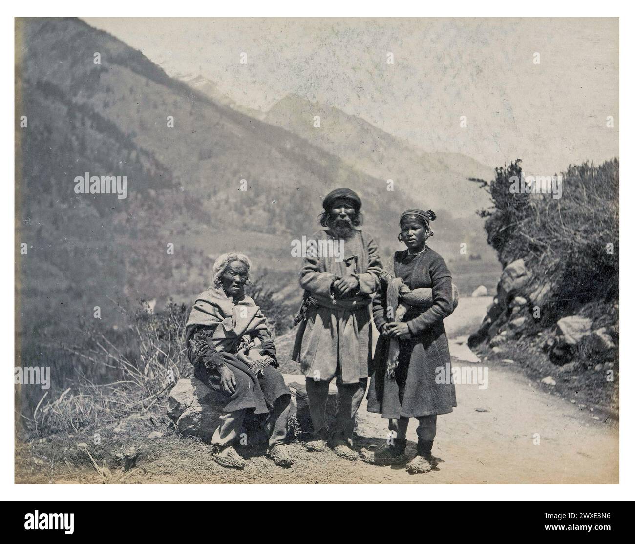 Antikes Foto. Gruppenporträt von drei Einwohnern aus Ladakh oder Spiti in Kullu, Himachal Pradesh, Indien. Originaltitel: „Natives of Ladock“, wahrscheinlich fotografiert von Frank Mason Good. Veröffentlicht von Francis Frith & Co. Himachal Pradesh, Indien. 1869 - 1875 Stockfoto