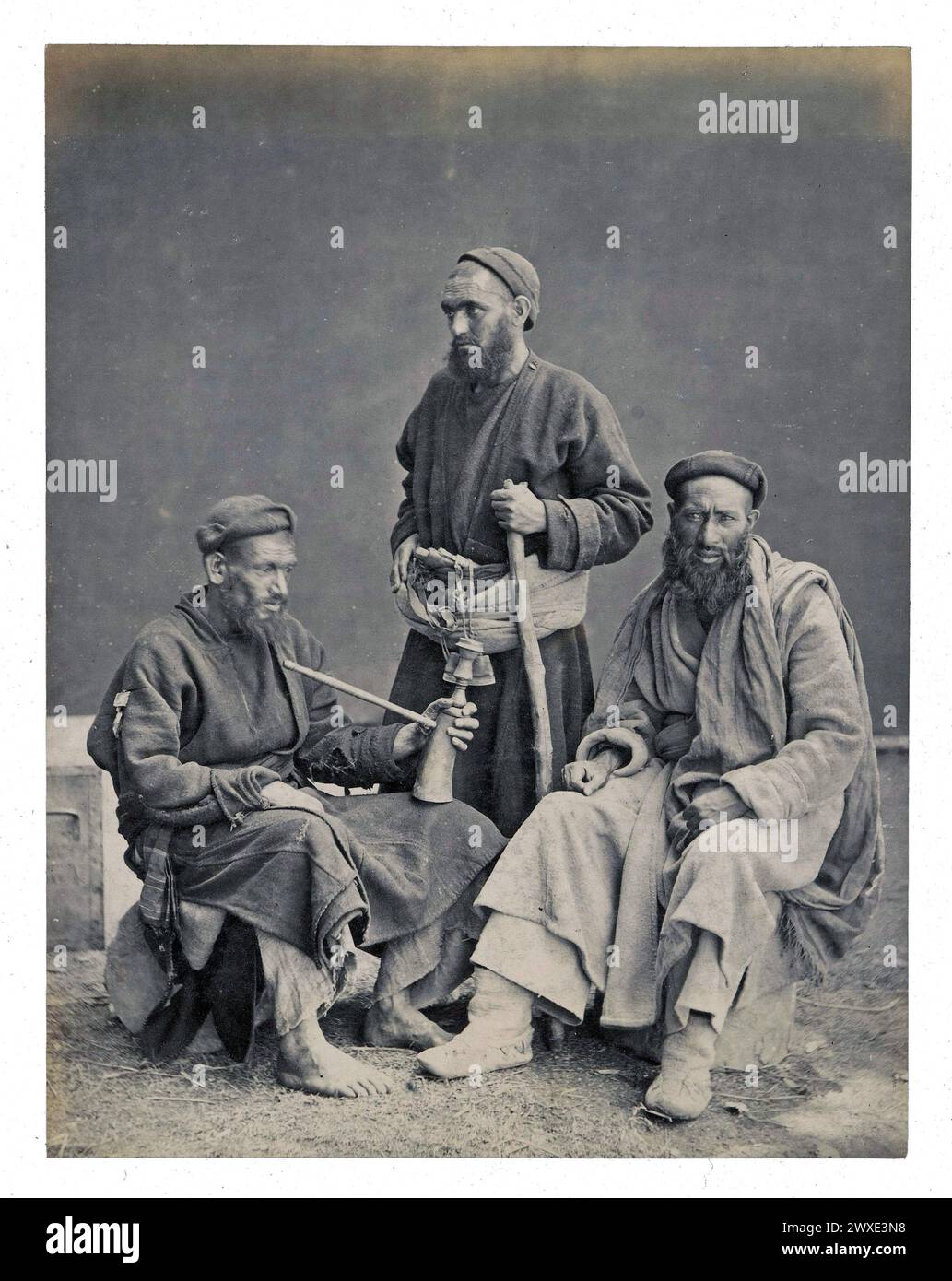 Antikes Foto. Gruppenporträt von drei Balti-Männern in Srinagar, Jammu & Kaschmir, Indien. Originaltitel: „Gruppe aus Ladock“, wahrscheinlich fotografiert von Frank Mason Good. Veröffentlicht von Francis Frith & Co. 1869 - 1875 Stockfoto
