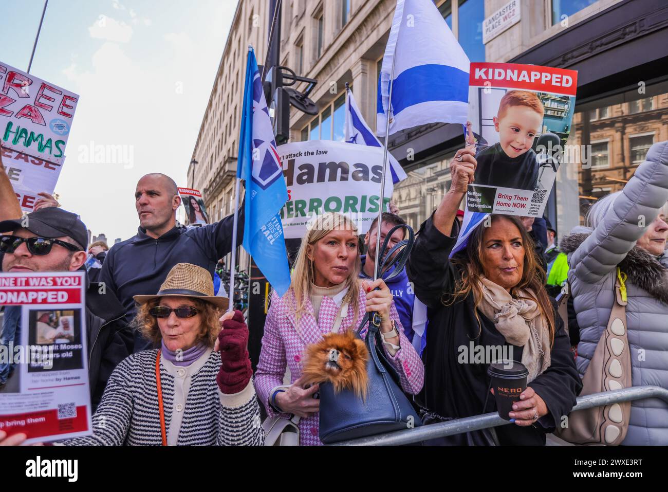 London, Großbritannien. , . Pro-palästinensischer marsch stößt mit der von der Polizei schwer bewachten Pro-Israel-Gruppe im Zentrum von London zusammen. Paul Quezada-Neiman/Alamy Live News Credit: Paul Quezada-Neiman/Alamy Live News Stockfoto
