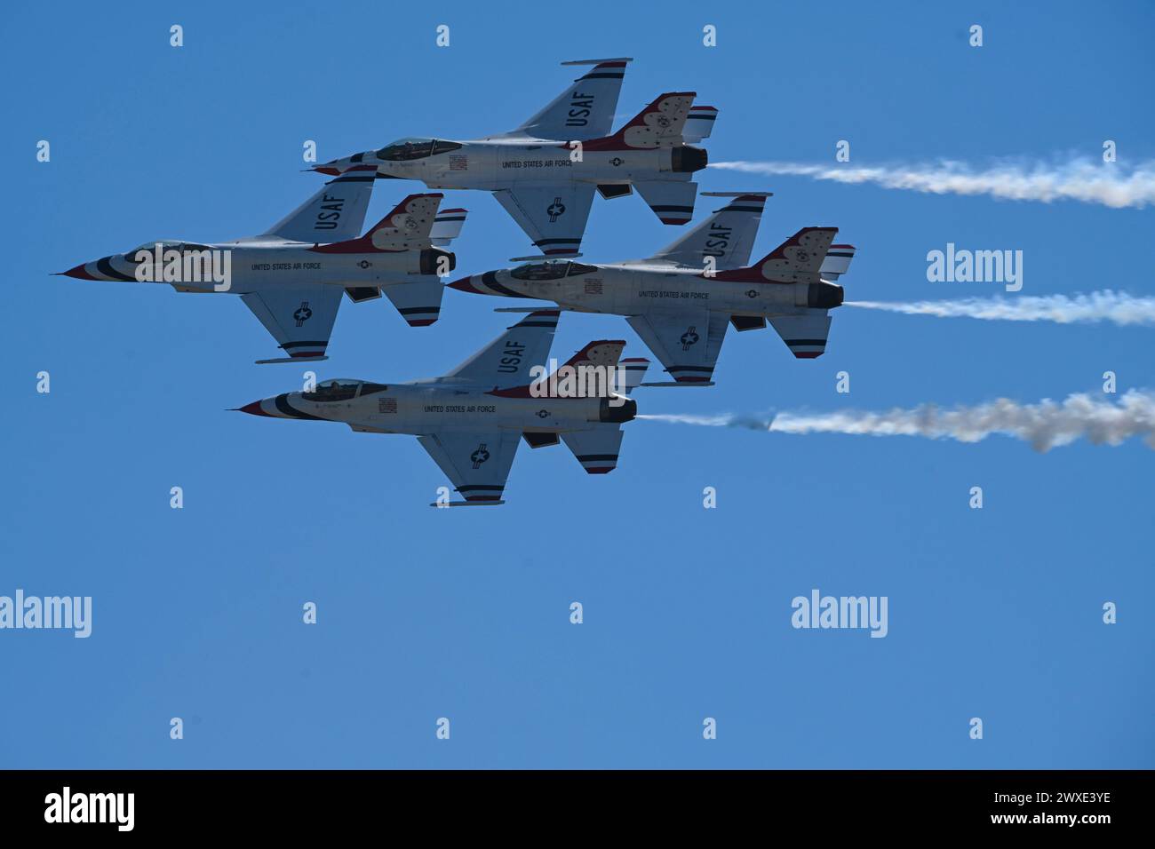 Das United States Air Force Air Demonstration Team „Thunderbirds“ übt beim Tampa Bay AirFest auf