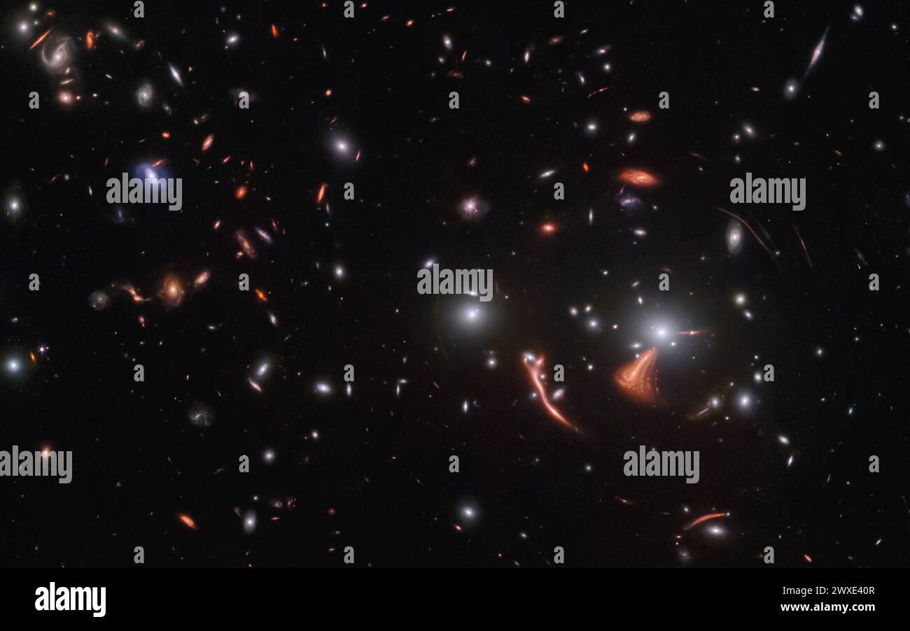 Lichtstreifen und helle Bögen deuten auf das Vorhandensein einer riesigen Gravitationslinse in diesem Bild des James Webb Space Telescope der NASA/ESA/CSA hin. Dieses Bild wurde von NIRCam, Webbs primärer Nahinfrarotkamera, aufgenommen und enthält den Linsengalaxienhaufen SDSS J1226+2149. Sie liegt in einer Entfernung von etwa 6,3 Milliarden Lichtjahren von der Erde im Sternbild Coma Berenices. Quelle: NASA Stockfoto