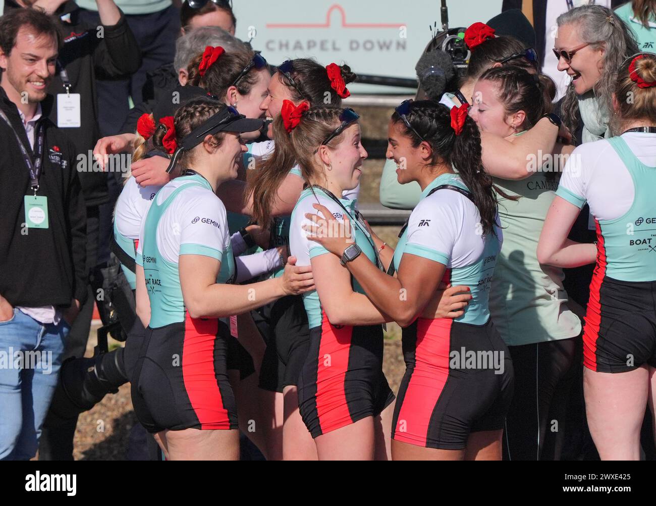 Das Cambridge Women's Team feiert den Sieg nach dem 78. Women's Gemini Boat Race 2024 auf der Themse in London. Bilddatum: Samstag, 30. März 2024. Stockfoto