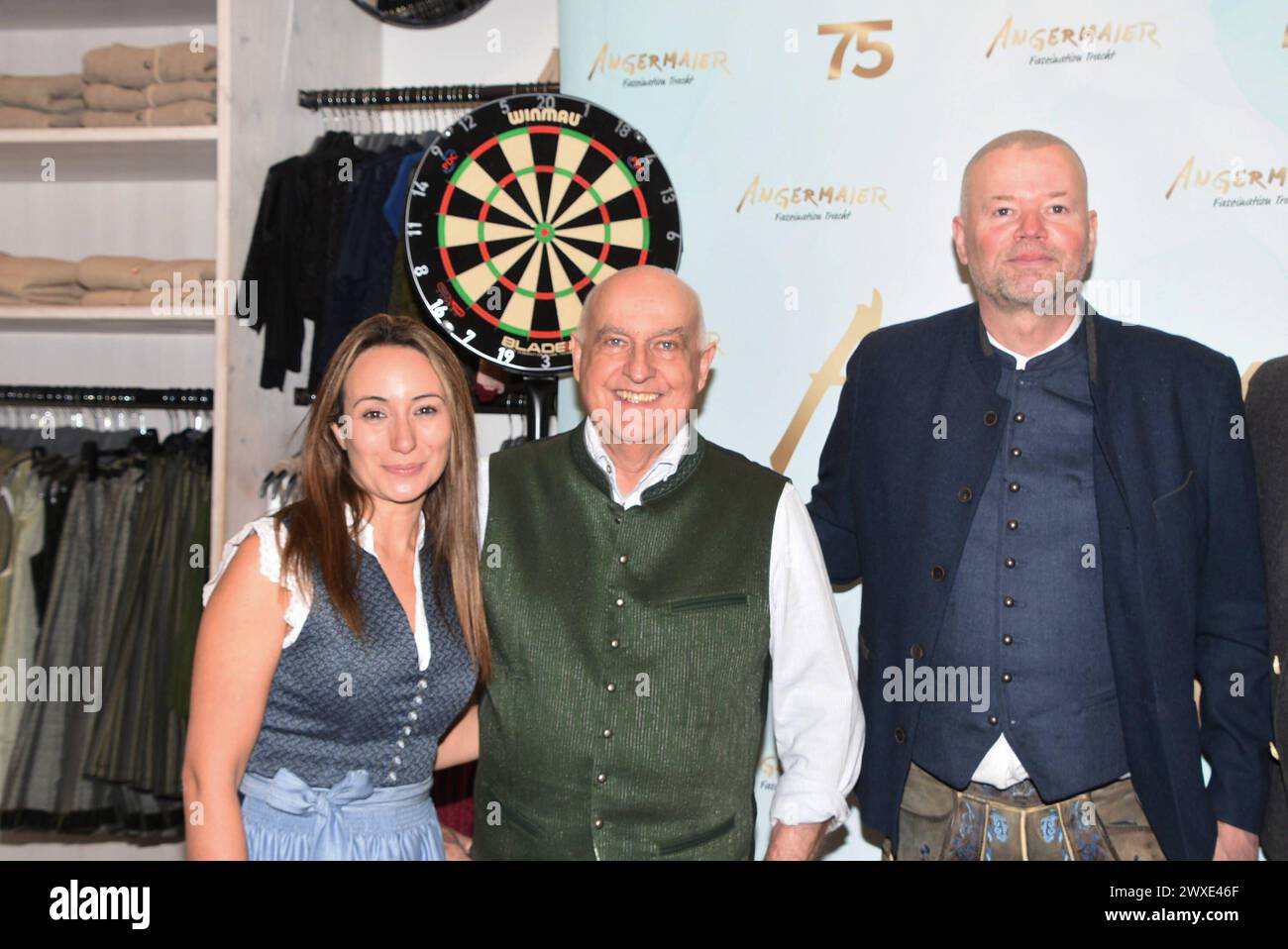 Julia Van Barneveld Dr Axel Munz Angermaier Trachten Raymond van Barneveld 5-fachen Dart- Weltmeister München 30.03.2024 Angermaier Trachten und DC EUROPA Darts Tracht Einkleidung mit 5-fachen Dart Weltmeister Raymond van Barneveld Muenchen *** Julia Van Barneveld Dr. Axel Munz Angermaier Trachten Raymond van Barneveld 5-facher Darts-Weltmeister München 30 03 2024 Angermaier Trachten und DC EUROPE Darts Tracht Kleidung mit dem fünffachen Darts-Weltmeister Raymond van Barneveld Muenchen Stockfoto