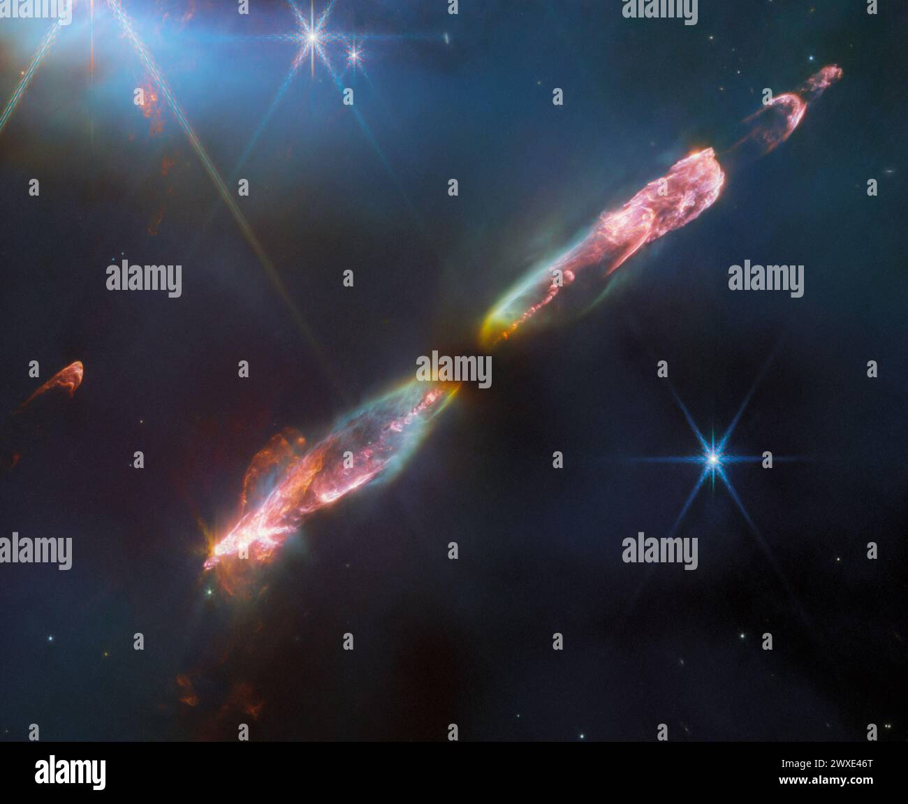 NASA Webb schnappt den Überschallausfluss von Young Star. Ein neugeborener Stern mit Überschallgasstrahlen, die aus seinen Polen spucken. Es ist hier nur ein paar Zehntausende Jahre alt, aber wenn es groß wird, wird es wie unsere Sonne sein. Helle Regionen um neugeborene Sterne, wie hier zu sehen, werden Herbig-Haro-Objekte genannt. Dieses spezifische Herbig-Haro-Objekt wird Herbig-Haro (HH) 211 genannt. In etwa 1.000 Lichtjahren Entfernung von der Erde ist es eines der jüngsten und nächsten Objekte seiner Art. Quelle: ESA/Webb, NASA, CSA, T.Ray Stockfoto