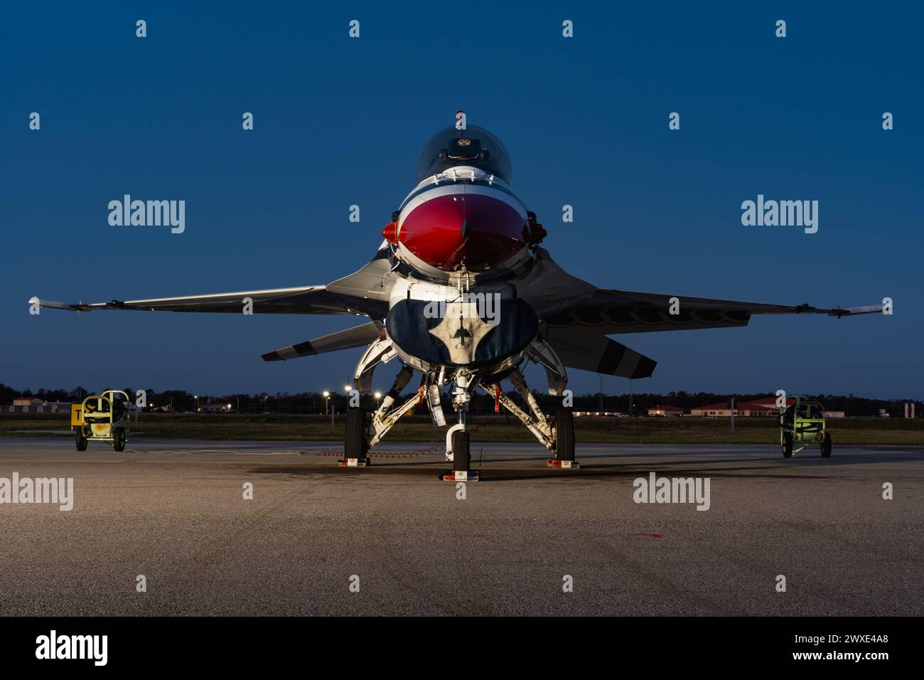 Ein F-16C Fighting Falcon, der der United States Air Force Air Demonstration Squadron „Thunderbirds“ zugeordnet ist, ist auf der Fluglinie von MacDill AFB zu sehen Stockfoto