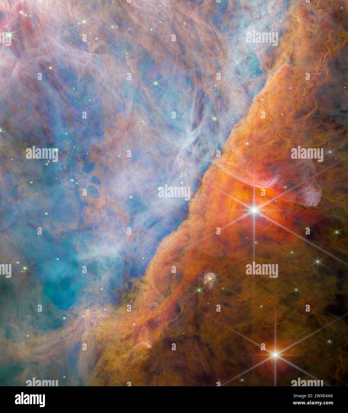 Dieses Bild von Webbs NIRCam (Near-Infrared Camera) zeigt einen Teil des Orionnebels, der als Orion Bar bekannt ist. Es ist eine Region, in der energetisches ultraviolettes Licht aus dem Trapezhaufen Ñ, der sich in der oberen linken Ecke Ñ befindet, mit dichten molekularen Wolken interagiert. Die Energie der Sternstrahlung erodiert langsam den Orionstab, und dies hat einen tiefgreifenden Einfluss auf die Moleküle und die Chemie in den protoplanetaren Scheiben, die sich hier um neugeborene Sterne gebildet haben. Credits: ESA/Webb, NASA, CSA, M. Zamani (ESA/Webb) und das PDRs4All ERS-Team Stockfoto