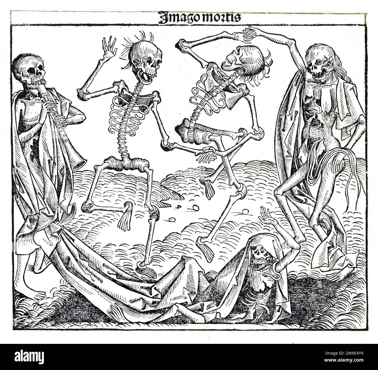 Antiker Buchdruck von tanzenden Skeletten. „Imago mortis“ (Titel oben) fünf tanzende und musikalische Skelette in einer Landschaft. Der Holzschnitt wird als Buchillustration in Hartmann Schedels Liber Chronicarum (oder Nürnberger Chronik) verwendet, das 1493 in lateinischer und deutscher Sprache erschien. Druckerei: Werkstatt von Michel Wolgemut und Wilhelm Pleydenwurff, Nürnburg, Deutschland. Stockfoto