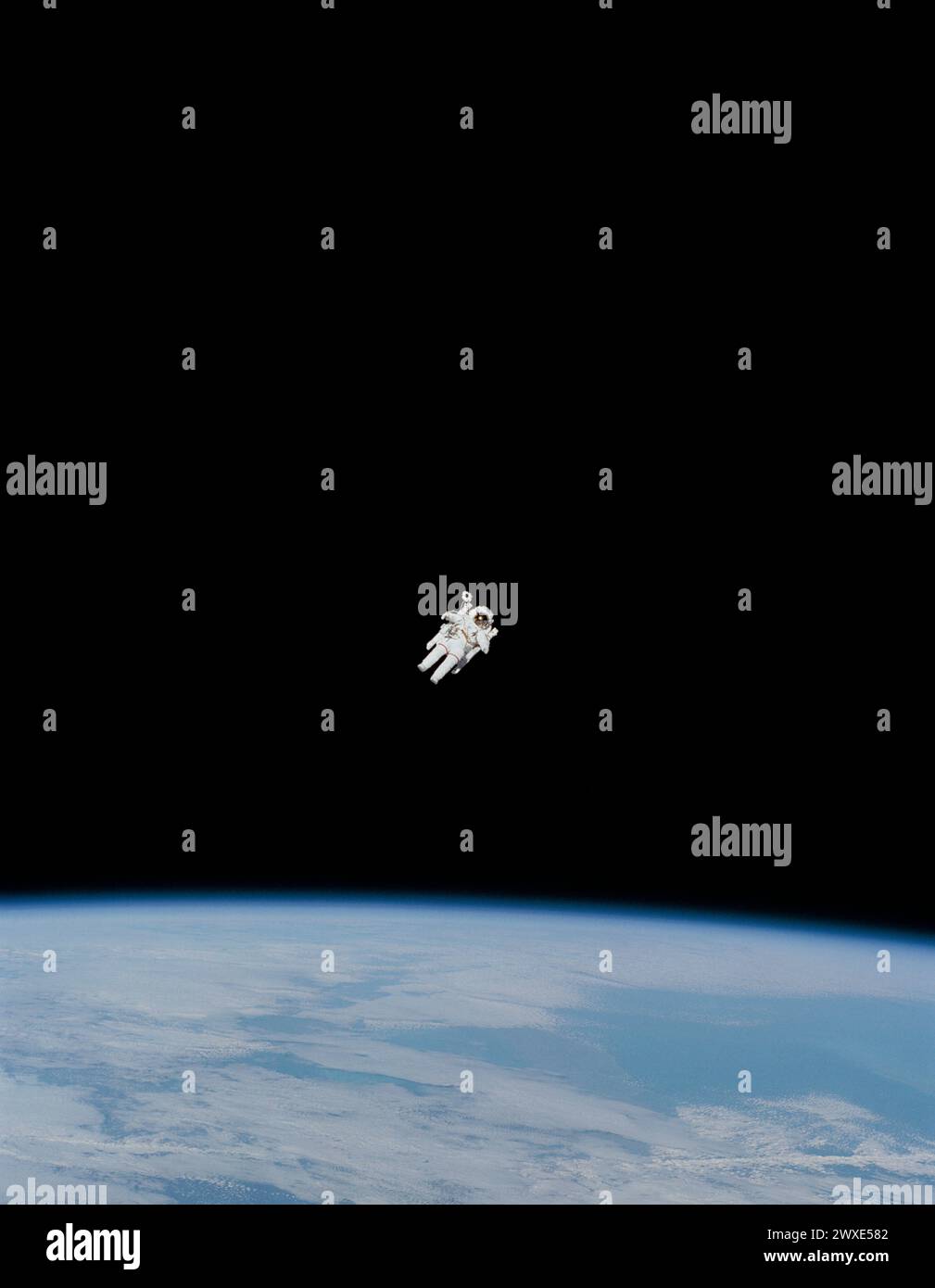 Der Erste Unbefestigte Spacewalk. Astronaut Bruce McCandless II nähert sich auf diesem Foto seiner Crewmitglieder an Bord seiner maximalen Entfernung vom erdumlaufenden Space Shuttle Challenger. McCandless befindet sich mitten im ersten „Feld“-Tryout des mit Stickstoff betriebenen, handgesteuerten Rucksacks namens Manned Manövring Unit (MMU). 7. Februar 1984 eine optimierte und verbesserte Version eines Originalbildes der NASA / obligatorischer Kredit: NASA Stockfoto