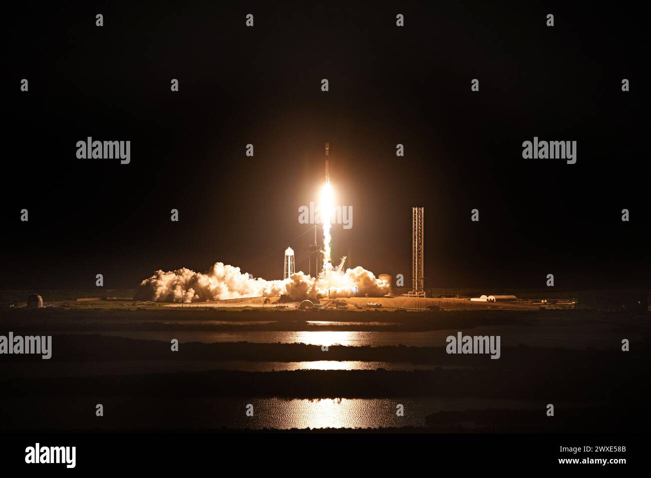 Starte zum Mond. Eine SpaceX Falcon 9-Rakete mit intuitivem Nova-C-Mondlandegerät hebt am 15. Februar 2024 vom Launch Pad 39A im Kennedy Space Center der NASA ab. Als Teil der NASA-Initiative für kommerzielle Lunar Payload Services & Artemis-Kampagne wird intuitive Machines die erste Mondmission der NASA wissenschaftliche und kommerzielle Nutzlasten auf den Mond bringen, um verschiedene Interaktionen, Radioastronomie, Präzisionslandungstechnologien und einen Kommunikations- und Navigationsknoten für zukünftige autonome Navigationstechnologien zu untersuchen? Eine optimierte und verbesserte Version eines Originalbildes der NASA. Quelle: NASA/KShiflett Stockfoto