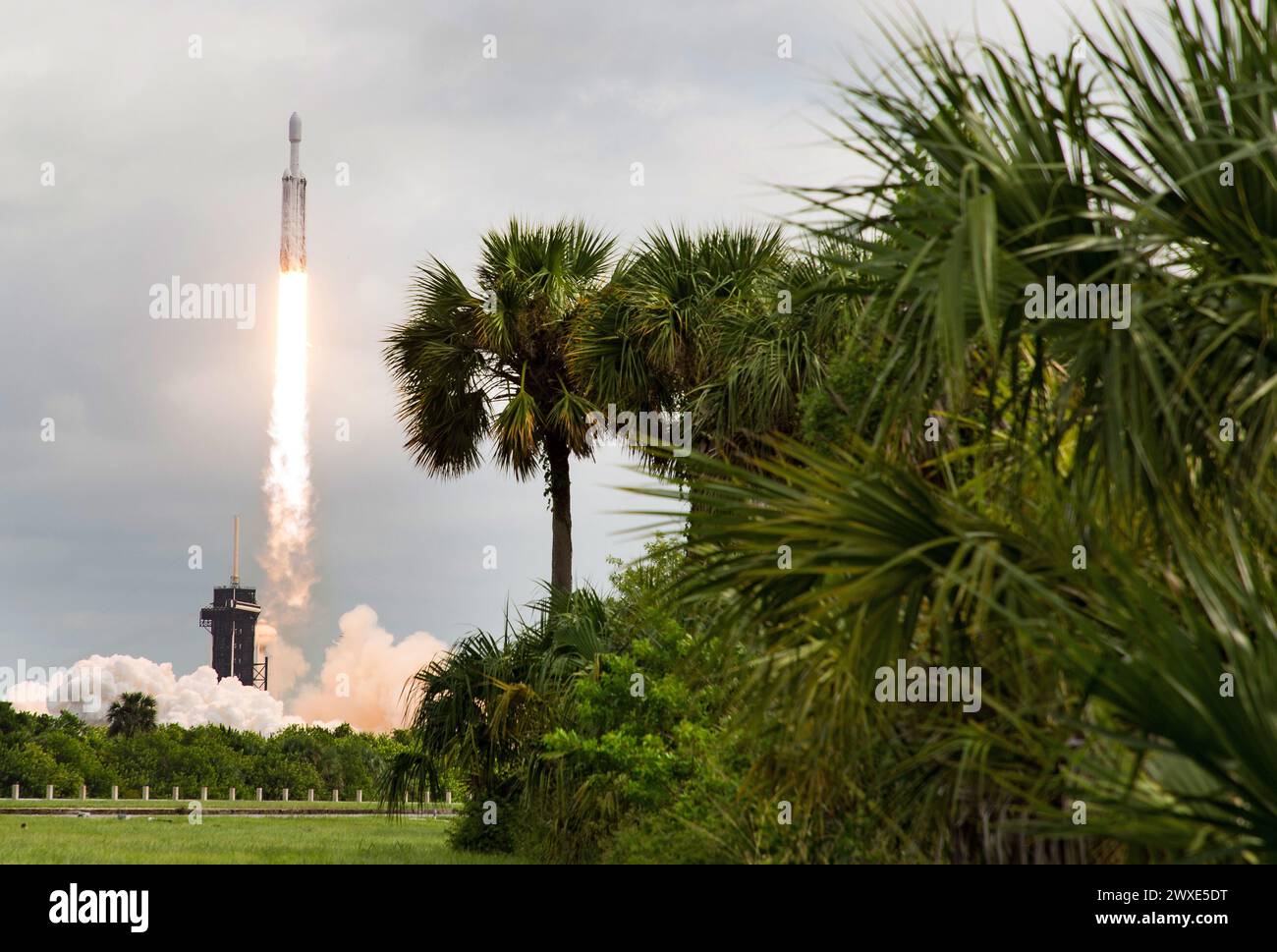 Eine SpaceX Falcon Heavy Rakete mit dem Raumschiff Psyche an Bord startet am Freitag, den 13. Oktober 2023, vom Launch Complex 39A im Kennedy Space Center der NASA in Florida. Die NASA-Raumsonde Psyche wird zu einem metallreichen Asteroiden mit demselben Namen reisen, der die Sonne zwischen Mars und Jupiter umkreist, um seine Zusammensetzung zu untersuchen. Die Raumsonde trägt auch die Deep Space Optical Communications Technologie-Demonstration der Agentur, die die Laserkommunikation jenseits des Mondes testen wird. Eine optimierte Version eines Originalbildes der NASA. . Obligatorischer Kredit: NASA/A.Gemignani Stockfoto