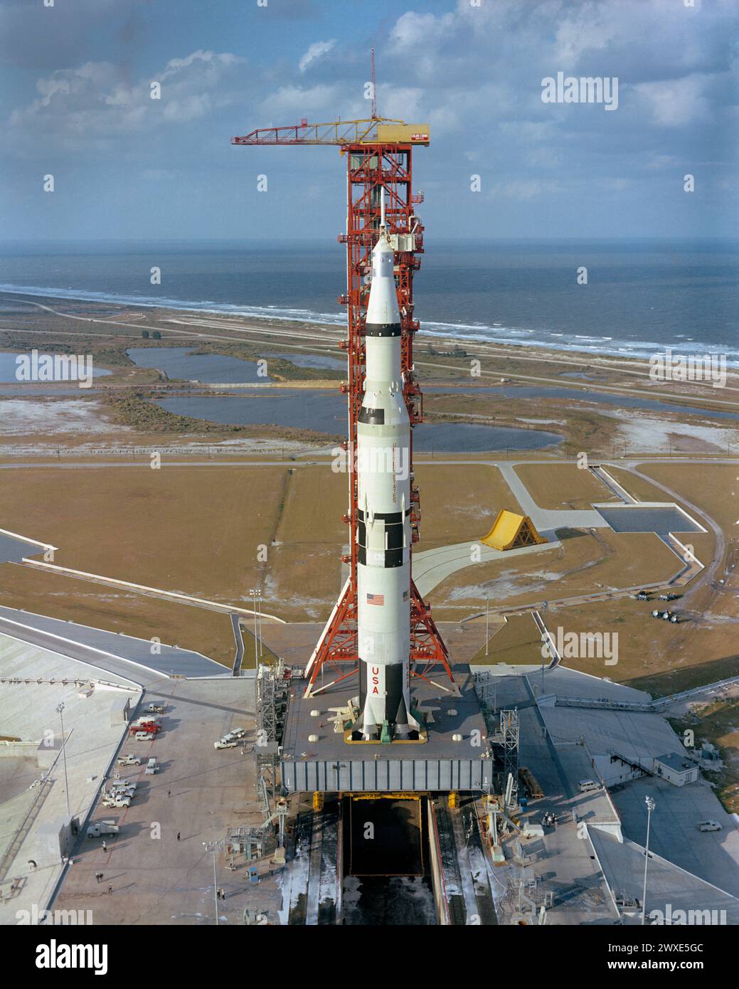 Apollo/Saturn V auf der Startfläche Hochwinkelansicht von Pad A, Launch Complex 39, Kennedy Space Center, zeigt die Apollo 4 Raumsonde 017/Saturn 501 unbemannt, die Erdumlaufbahn wird für den Start vorbereitet. Die riesigen 363 m Das Raumfahrzeug Tall Apollo/Saturn V wurde am 9. November 1967 um 7:00:01 Uhr EST gestartet. Ein optimiertes NASA-Bild. Quelle: NASA Stockfoto